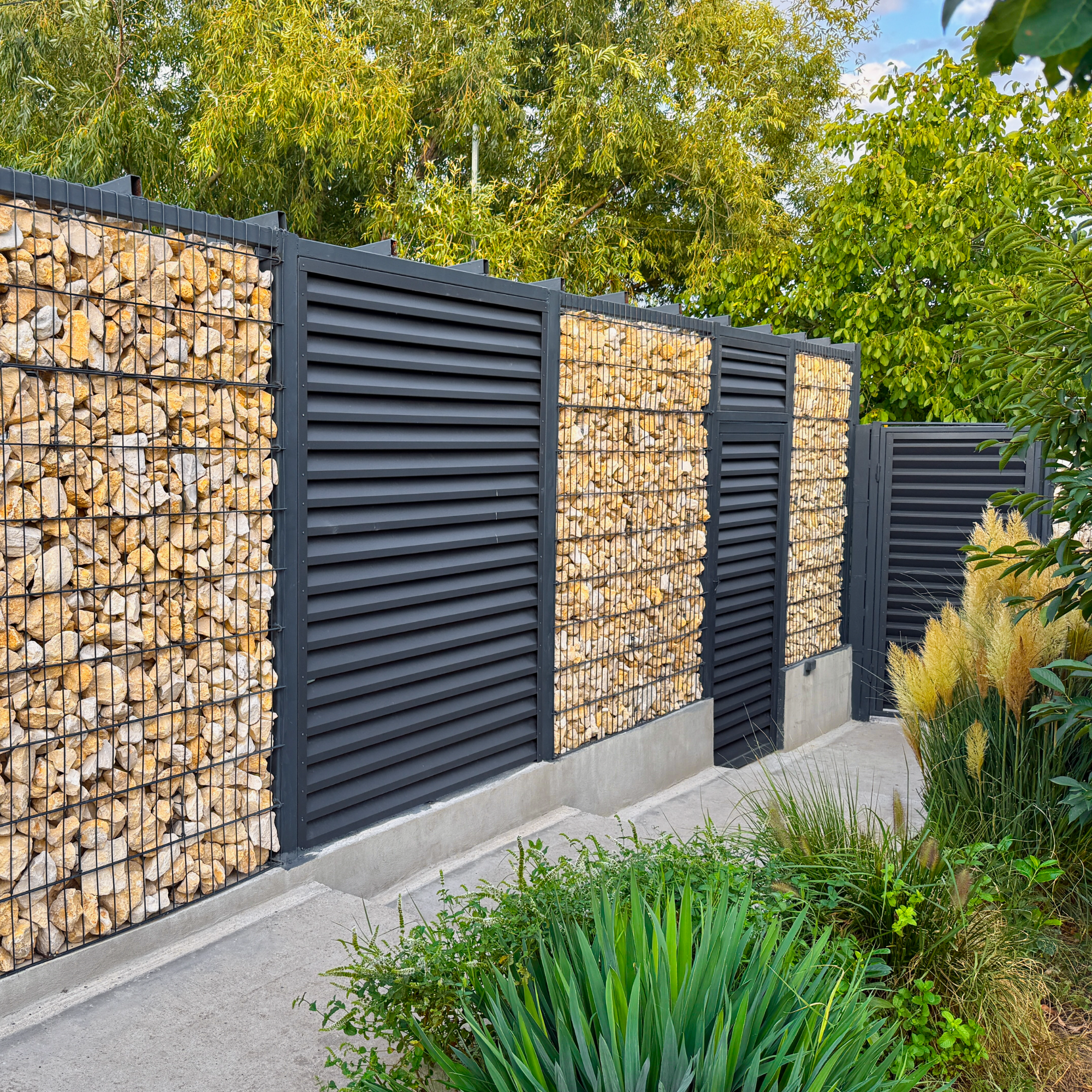 gard jaluzea atlas combinat cu zid piatra design exterior curte