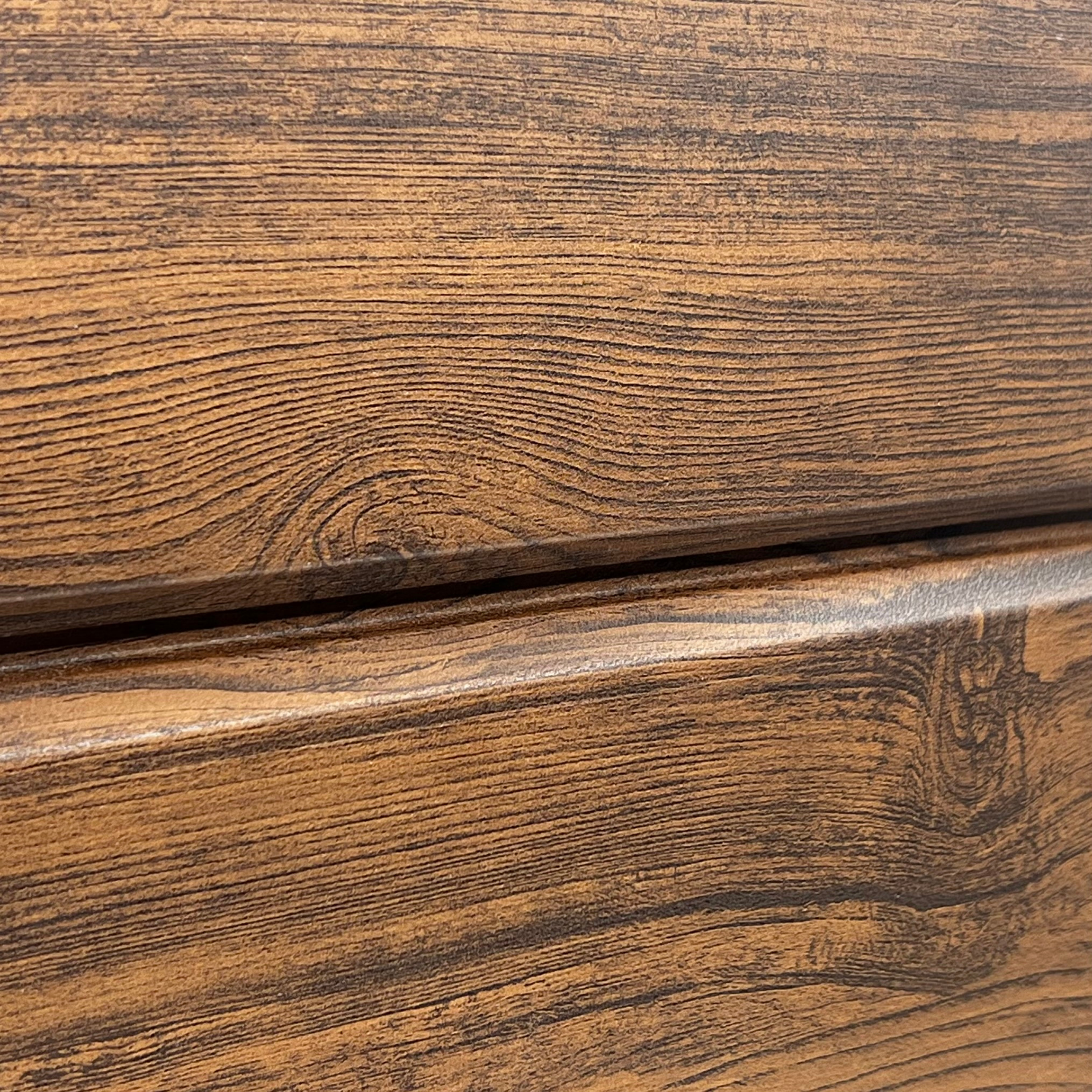 Lambriu Metalic Drept Jupiter, Mahon