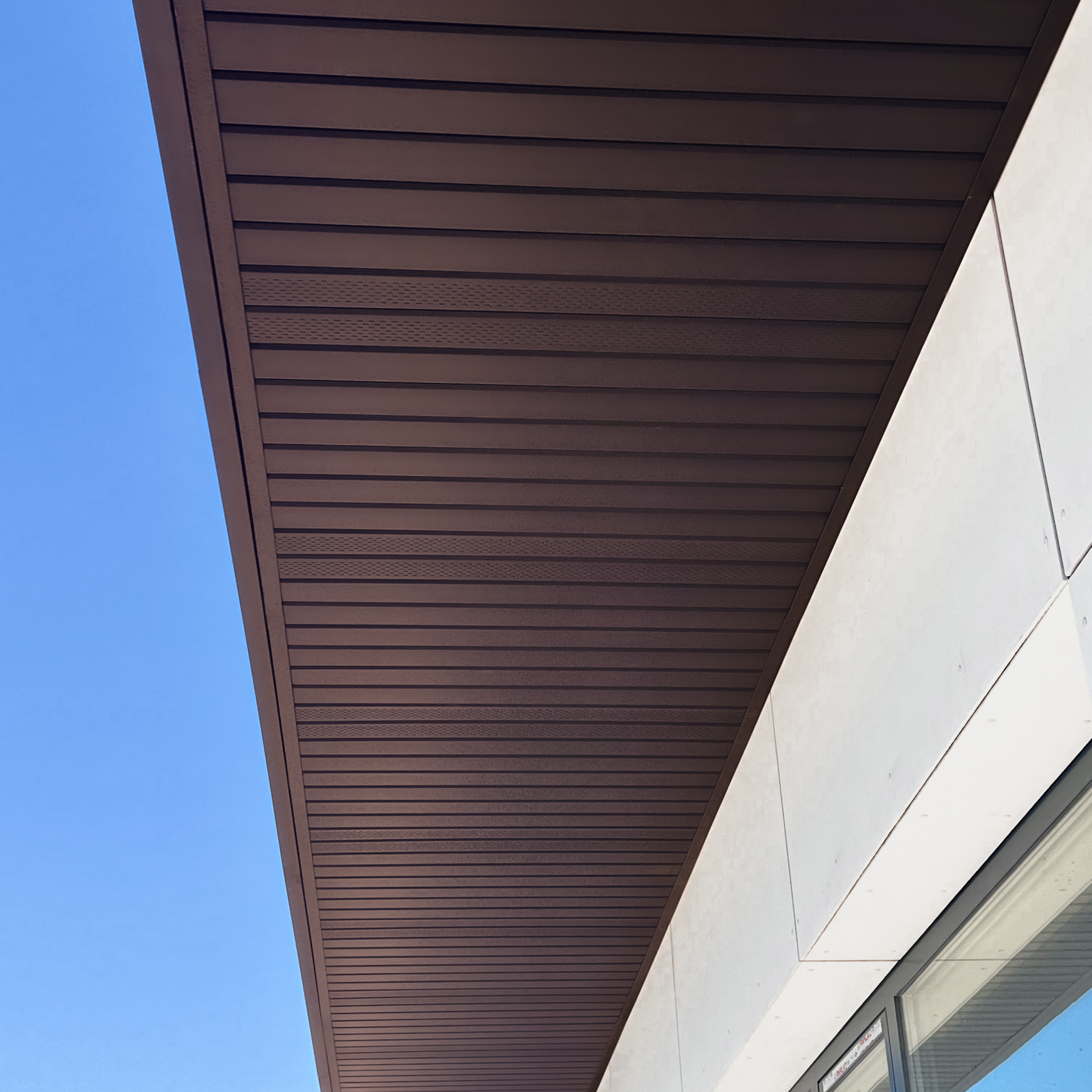 Lambriu Metalic Perforat Saturn, Maro Ciocolata RAL 8017