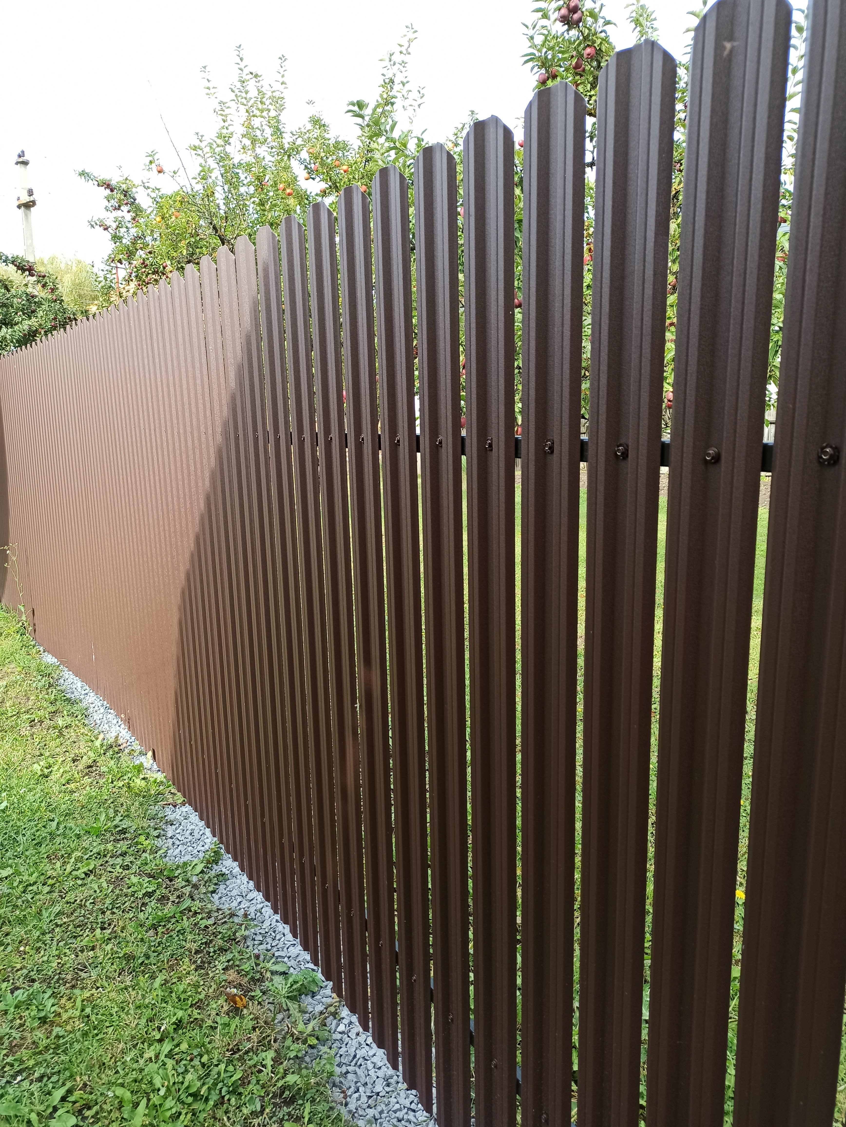 Prim-plan al modelului TISA Sipca Metalica cu finisaj de Mat în culoare Maro Ciocolata RAL 8017, disponibil pe www.sipca.ro, fabricat de Top Profil Sistem.