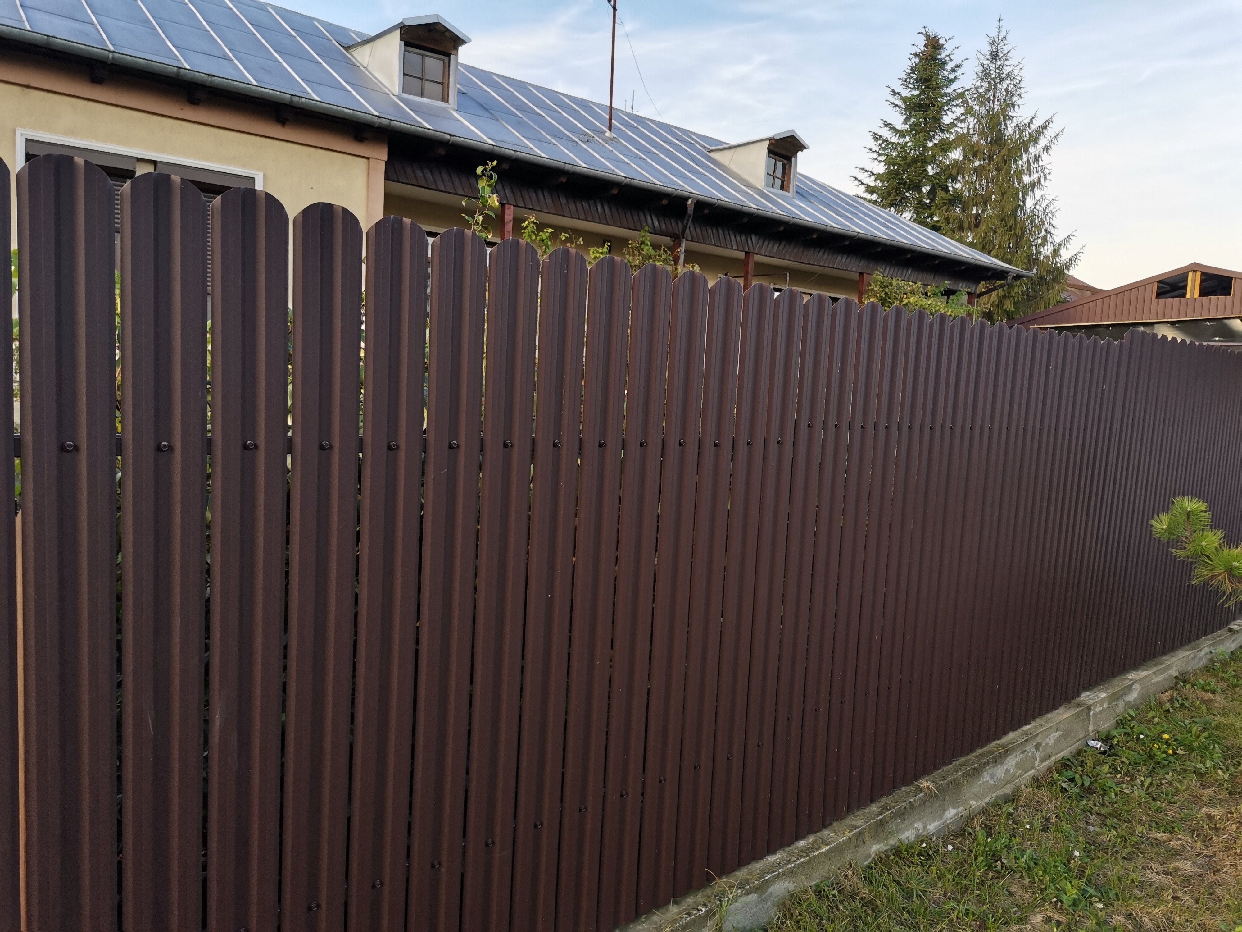 Prim-plan al modelului TISA Sipca Metalica cu finisaj de Mat în culoare Maro Ciocolata RAL 8017, disponibil pe www.sipca.ro, fabricat de Top Profil Sistem.