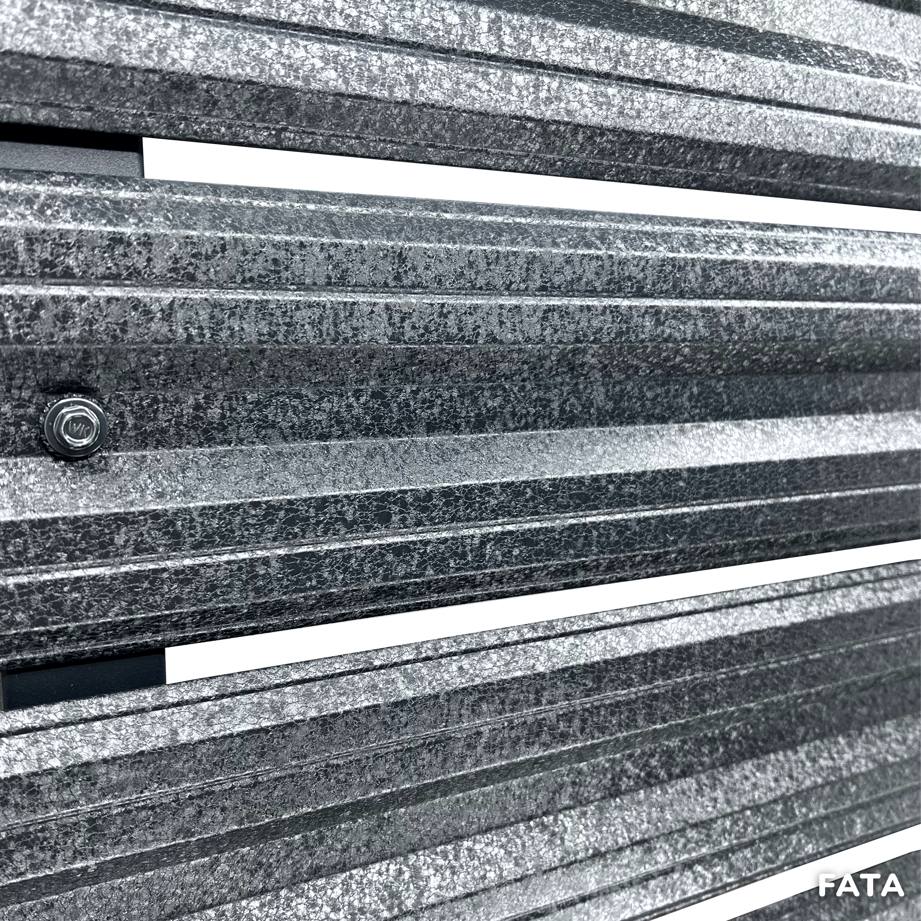 Prim-plan al modelului SIMETRICA Sipca Metalica cu finisaj de Hi-Mat în culoare Gri Perlat Pin RAL 7024, disponibil pe www.sipca.ro, fabricat de Top Profil Sistem.