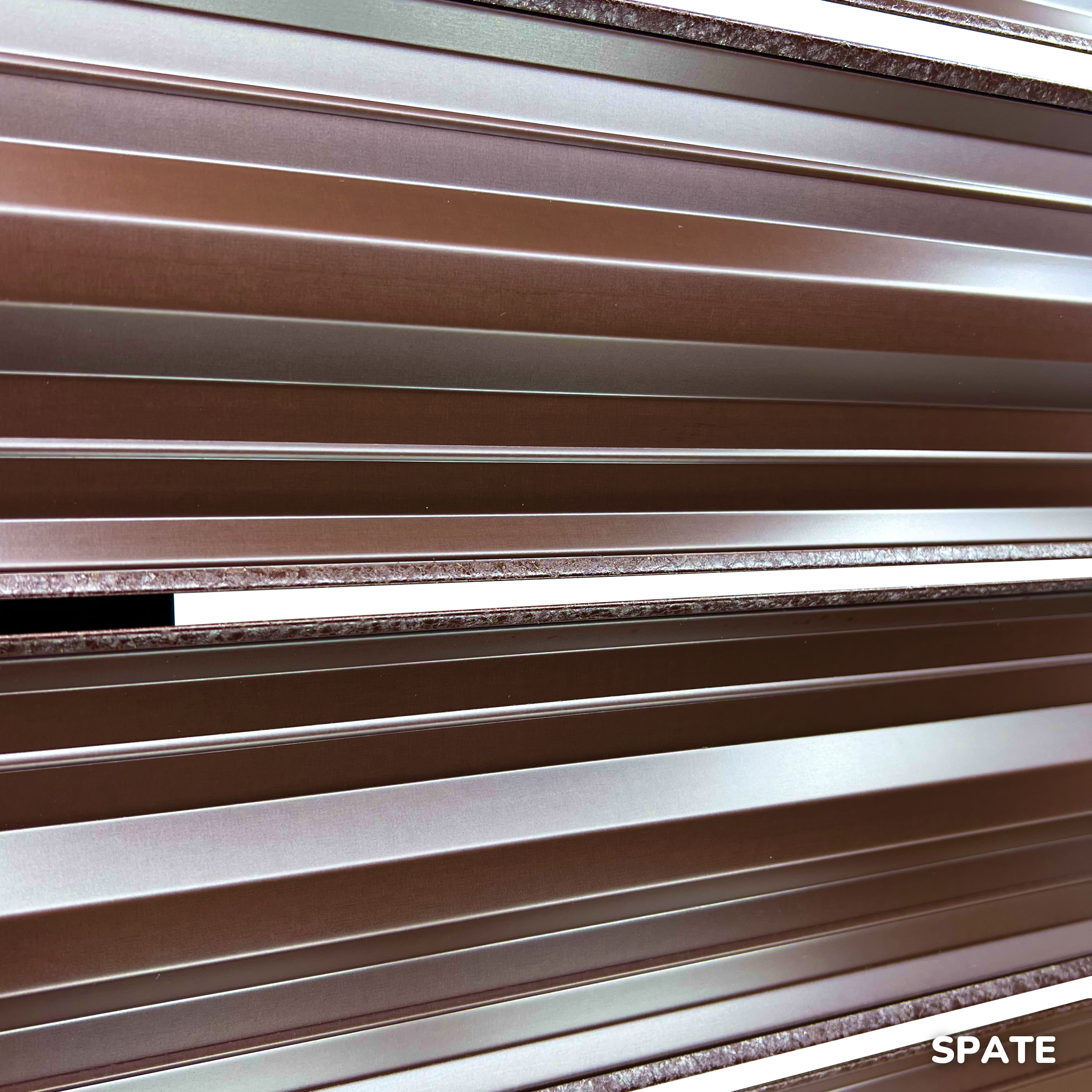 Prim-plan al modelului SIMETRICA Sipca Metalica cu finisaj de Hi-Mat în culoare Maro Caramelă RAL 8017, disponibil pe www.sipca.ro, fabricat de Top Profil Sistem.