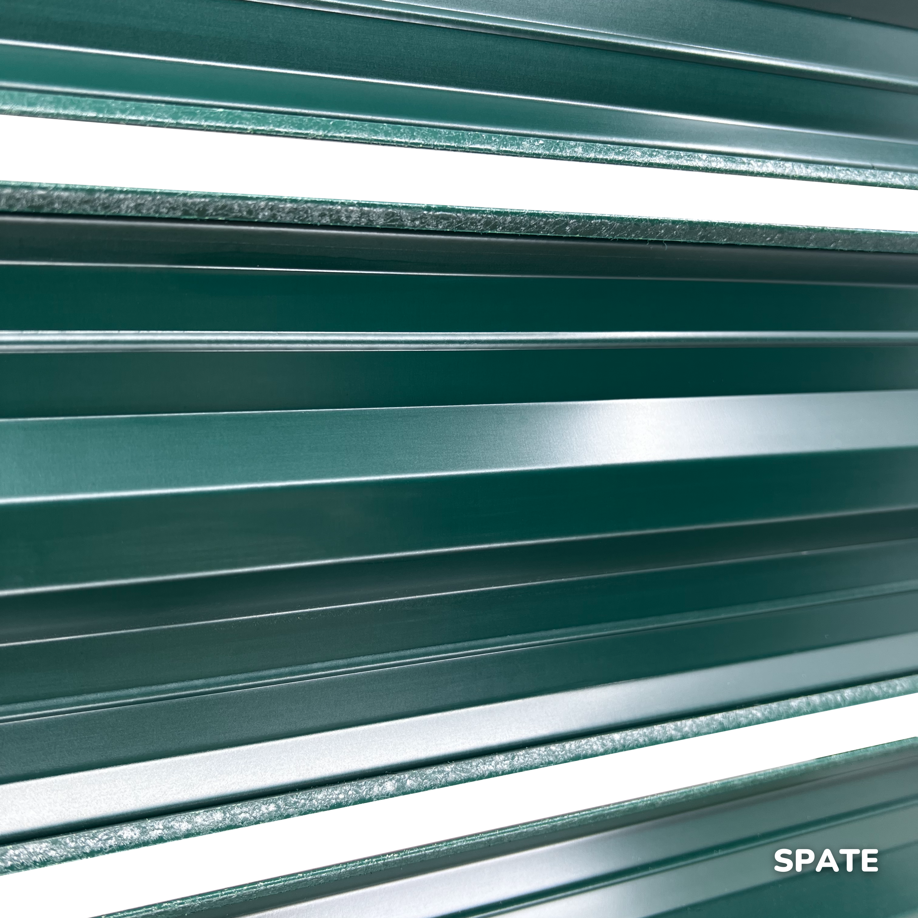 Prim-plan al modelului SIMETRICA Sipca Metalica cu finisaj de Hi-Mat în culoare Verde Pin RAL 6005, disponibil pe www.sipca.ro, fabricat de Top Profil Sistem.