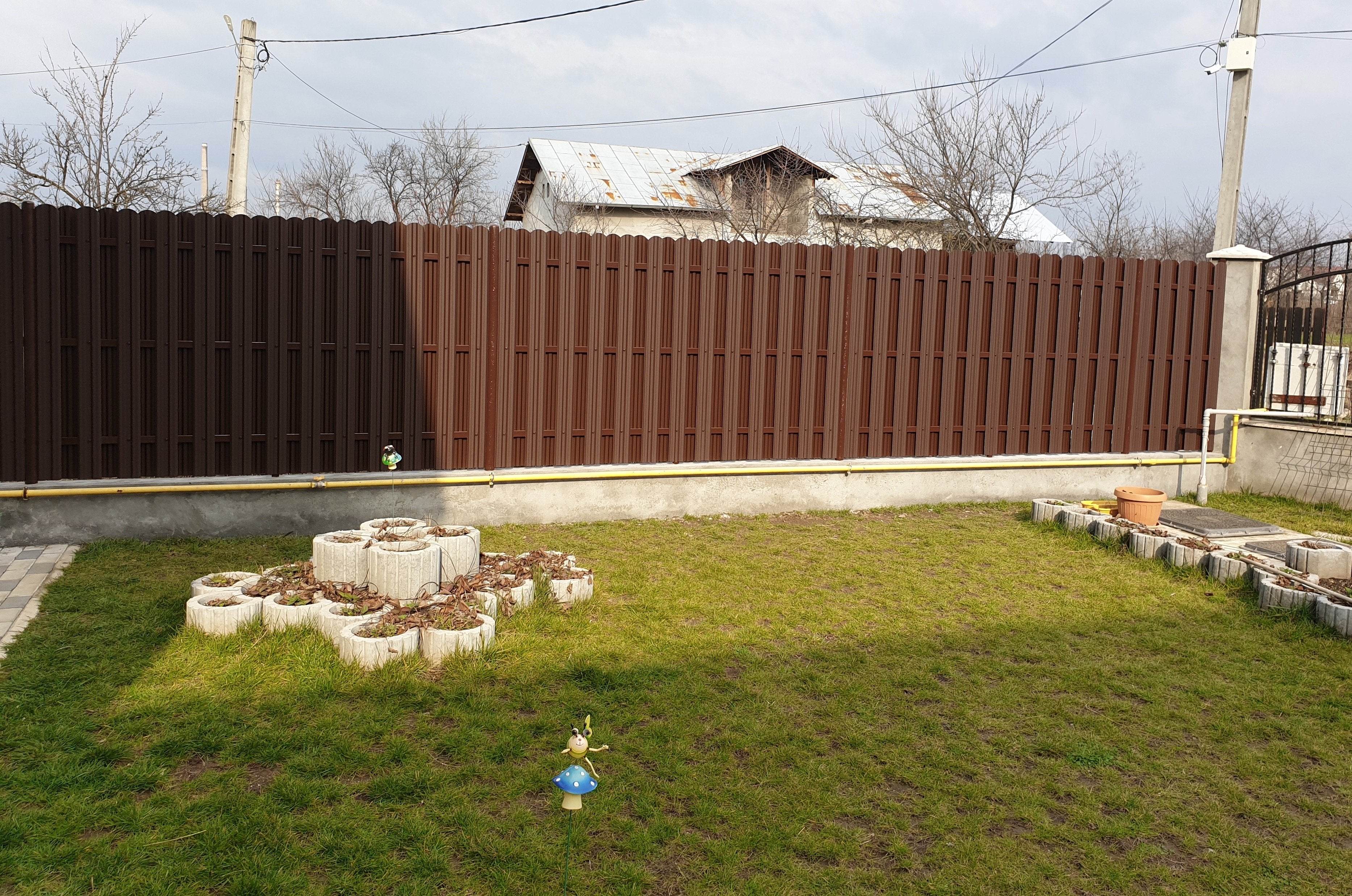 Prim-plan al modelului TISA Sipca Metalica cu finisaj de Mat în culoare Maro Ciocolata RAL 8017, disponibil pe www.sipca.ro, fabricat de Top Profil Sistem.