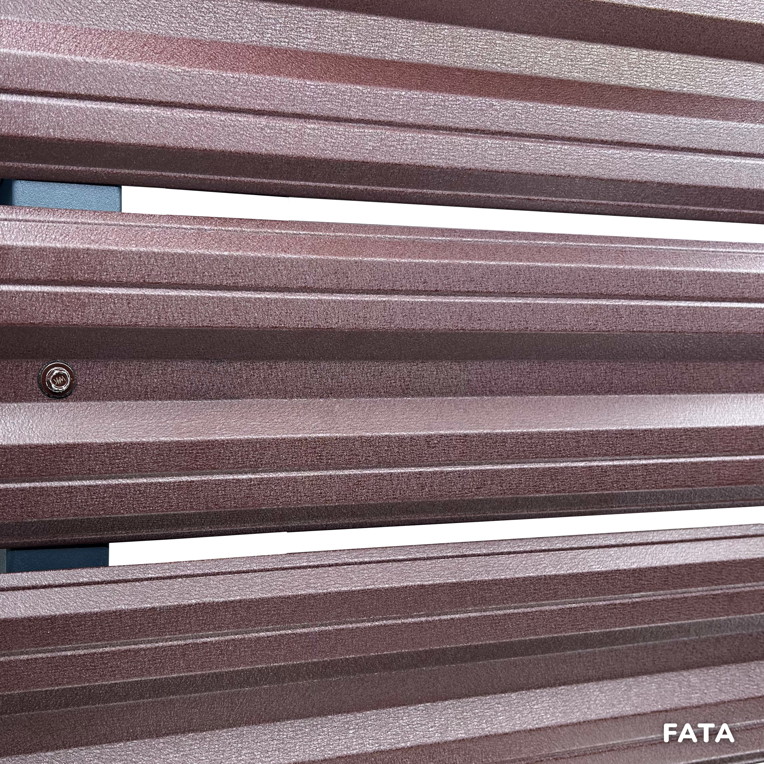 Prim-plan al modelului SIMETRICA Sipca Metalica cu finisaj de Mat Dublu în culoare Maro Ciocolata Dublu RAL 8017, disponibil pe www.sipca.ro, fabricat de Top Profil Sistem.