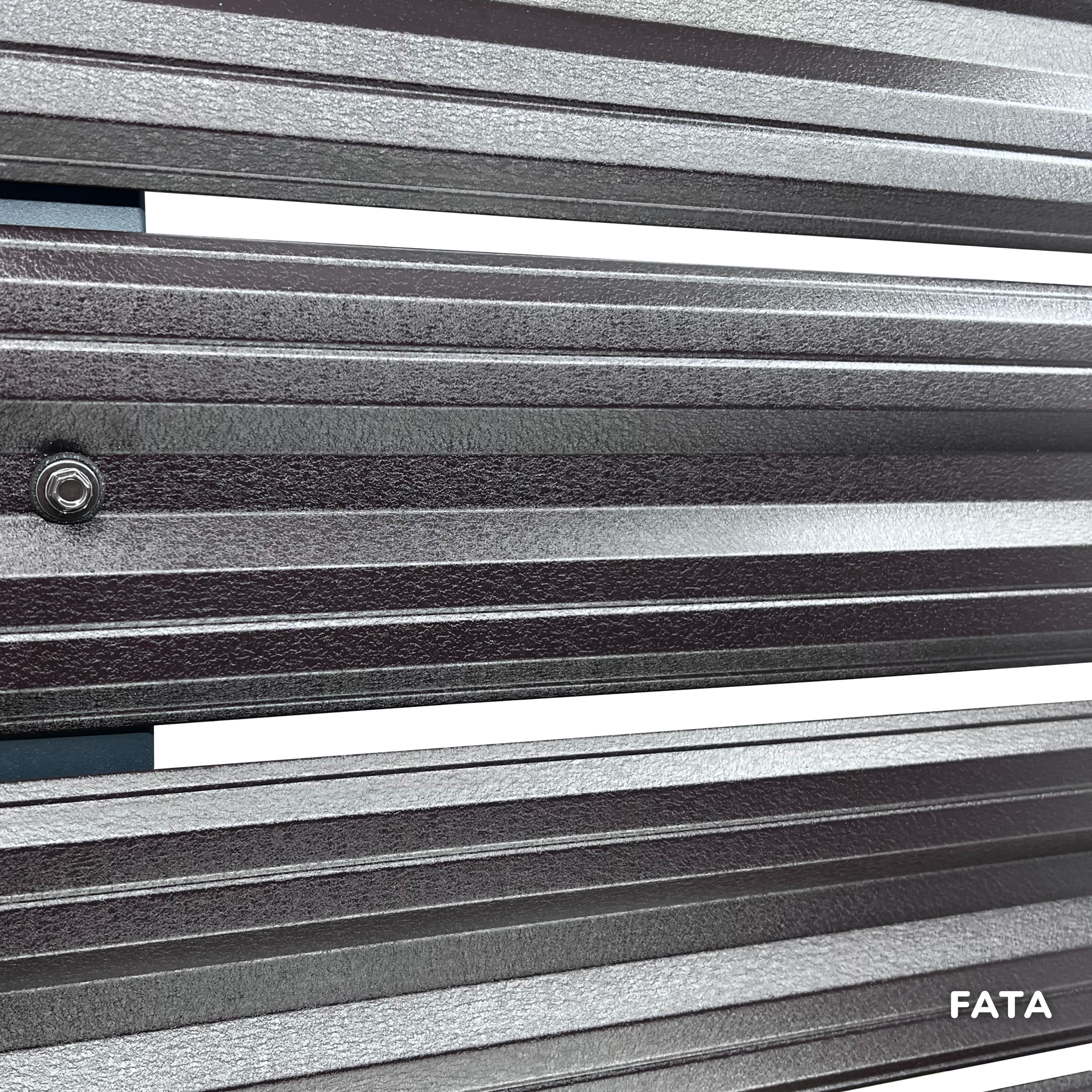 Prim-plan al modelului SIMETRICA Sipca Metalica cu finisaj de Mat în culoare Maro Espresso RAL 8019, disponibil pe www.sipca.ro, fabricat de Top Profil Sistem.