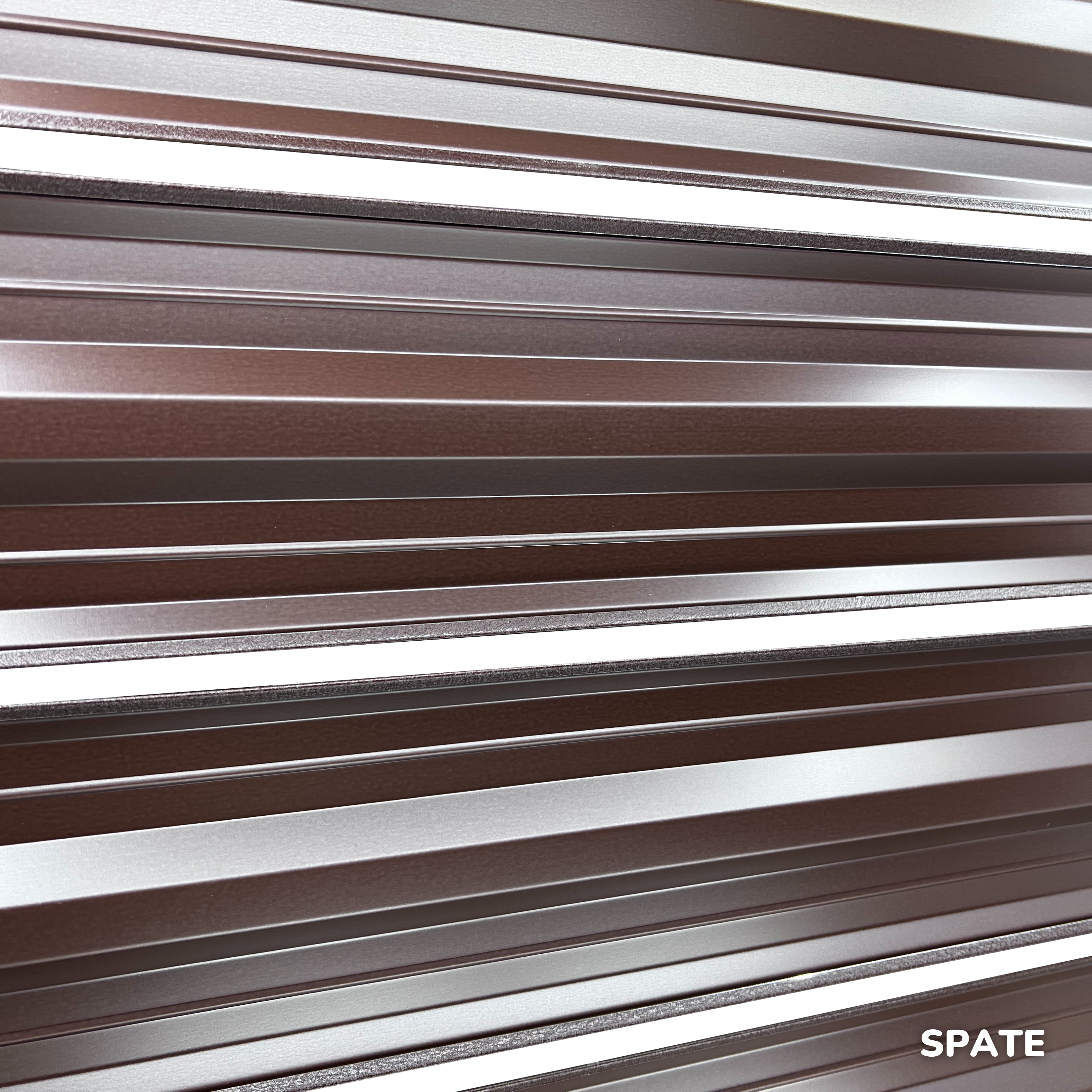 Prim-plan al modelului SIMETRICA Sipca Metalica cu finisaj de Mat în culoare Maro Ciocolata RAL 8017, disponibil pe www.sipca.ro, fabricat de Top Profil Sistem.