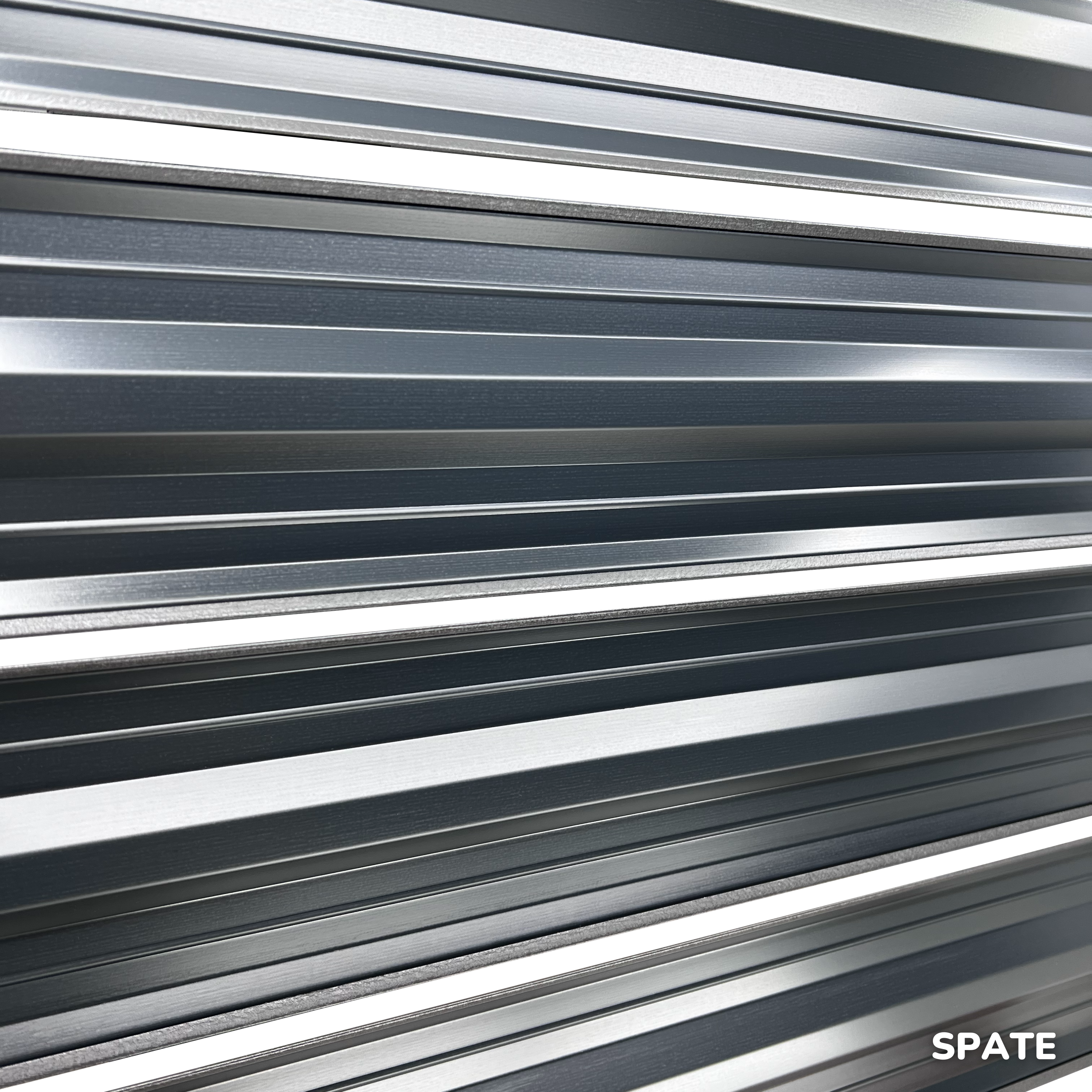 Prim-plan al modelului SIMETRICA Sipca Metalica cu finisaj de Mat în culoare Gri Grafit, disponibil pe www.sipca.ro, fabricat de Top Profil Sistem.