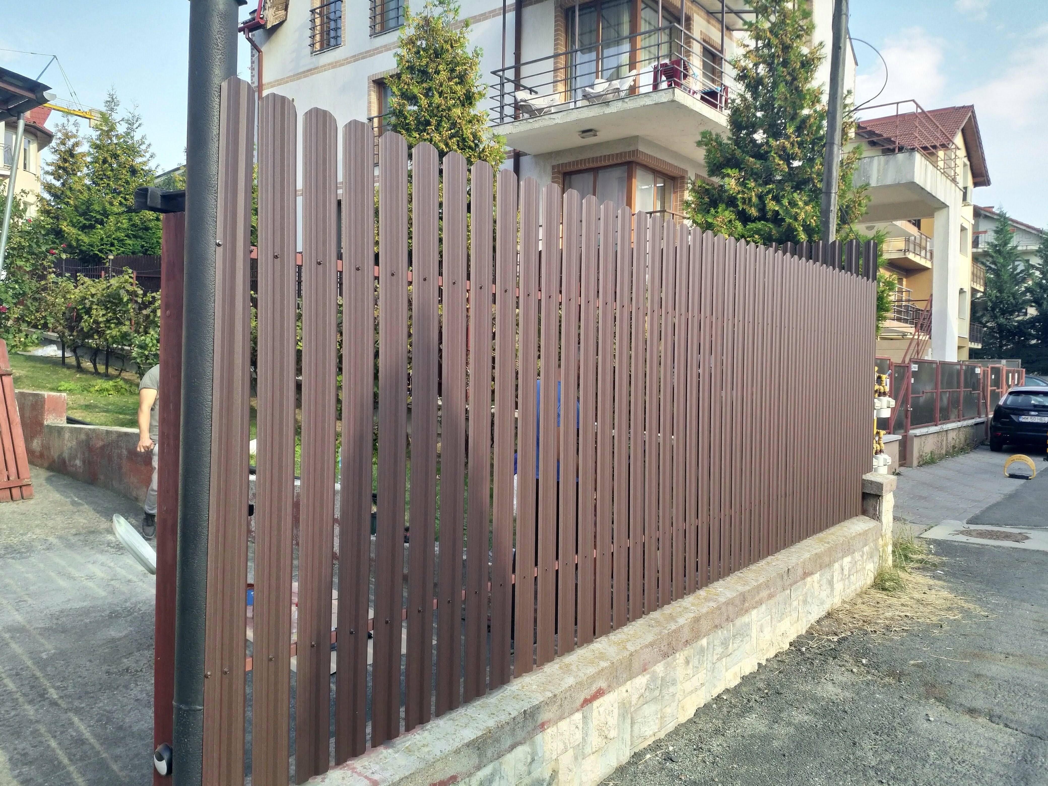 Prim-plan al modelului TISA Sipca Metalica cu finisaj de Mat în culoare Maro Ciocolata RAL 8017, disponibil pe www.sipca.ro, fabricat de Top Profil Sistem.