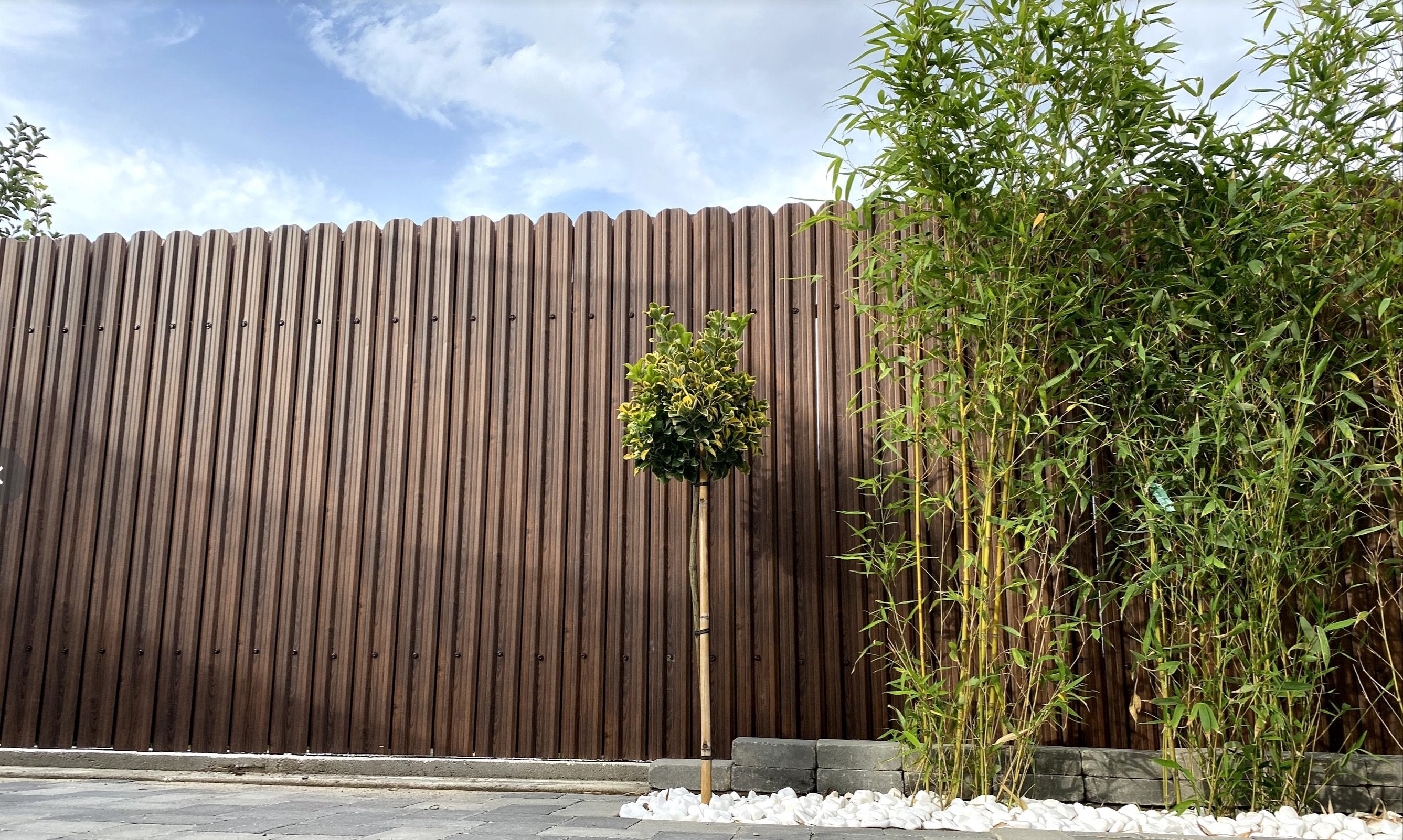 Prim-plan al modelului TISA Sipca Metalica cu finisaj de Imitație Lemn în culoare Mahon, disponibil pe www.sipca.ro, fabricat de Top Profil Sistem.