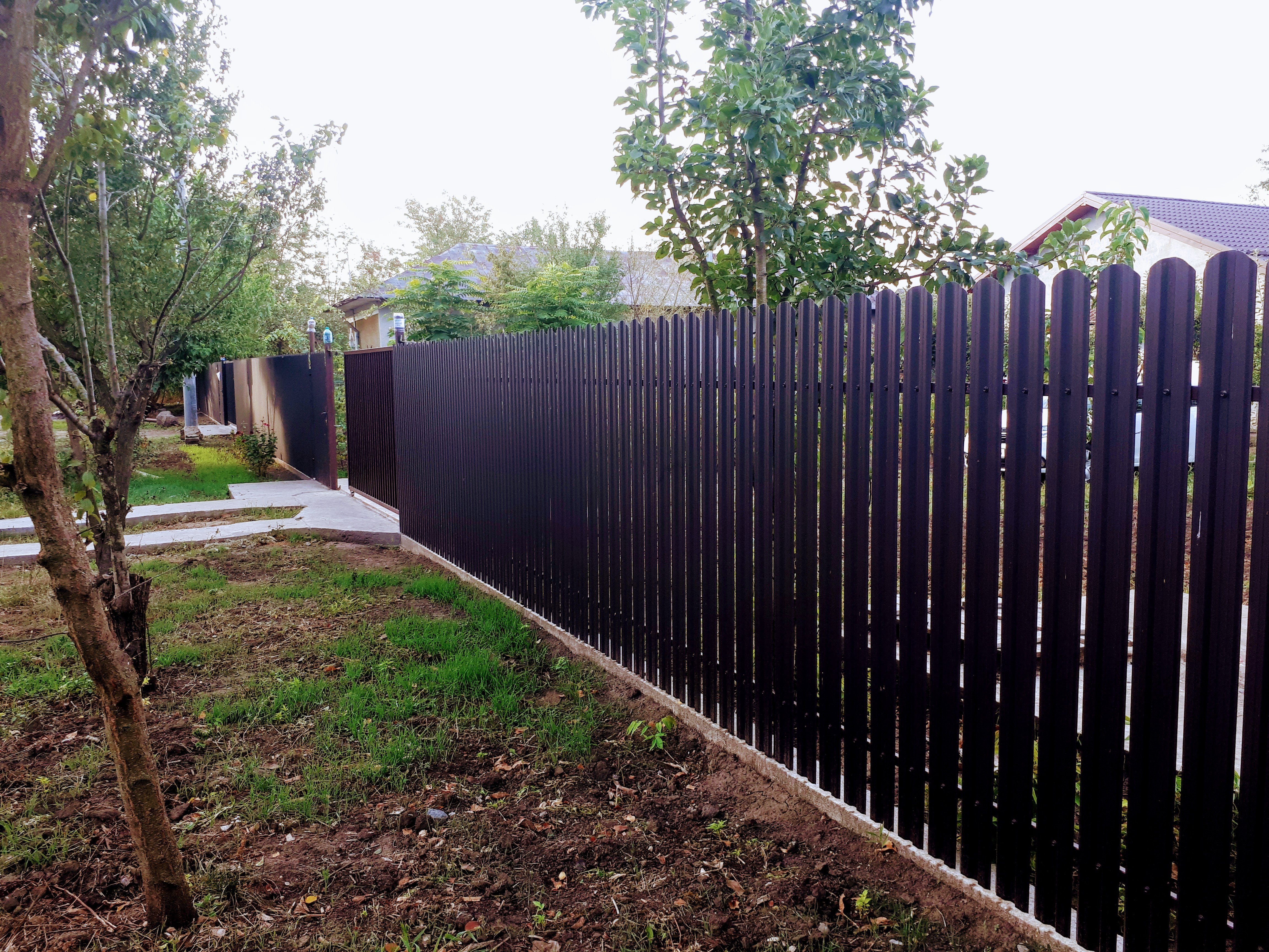 Prim-plan al modelului TISA Sipca Metalica cu finisaj de Mat Dublu în culoare Maro Espresso Dublu RAL 8019, disponibil pe www.sipca.ro, fabricat de Top Profil Sistem.