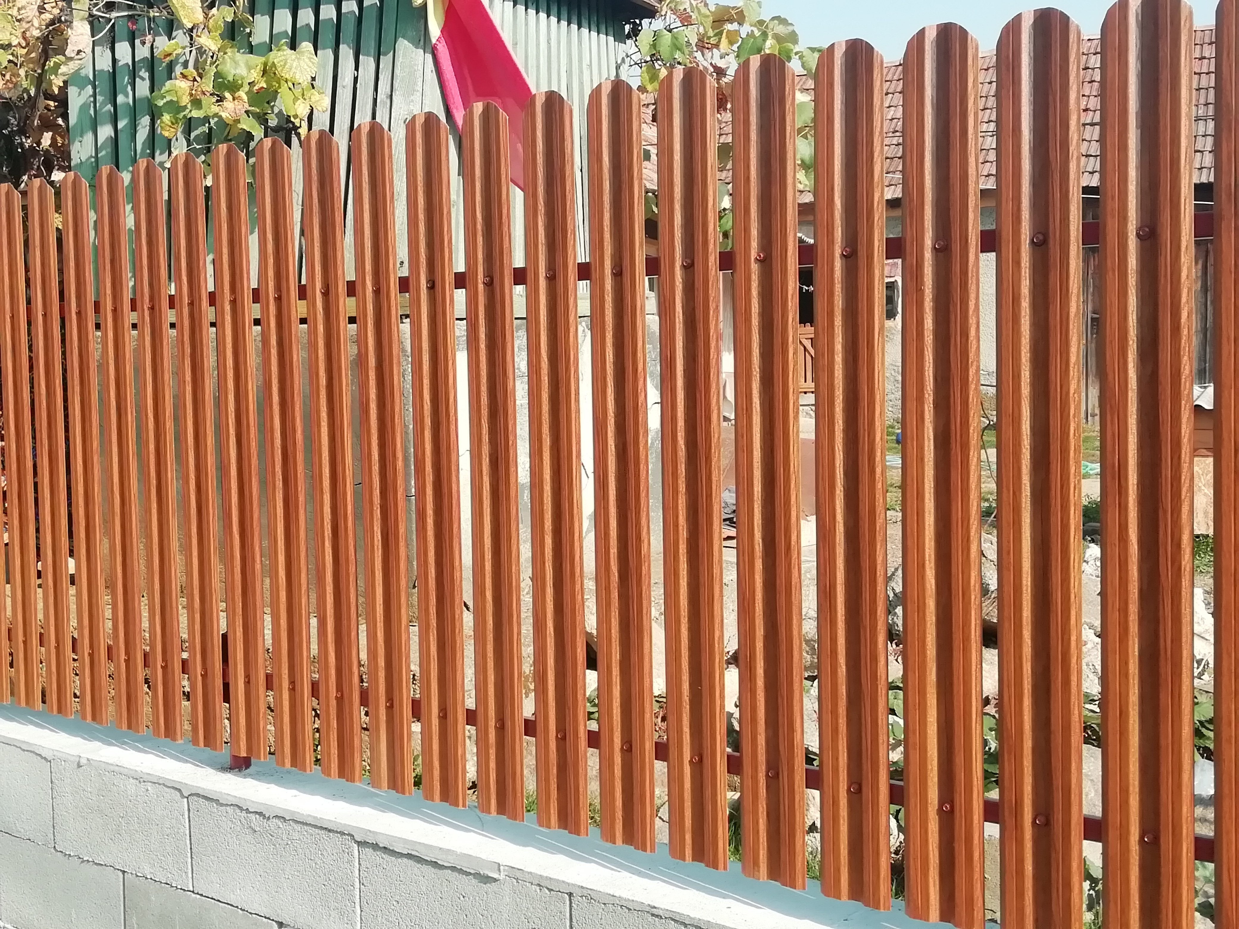 Prim-plan al modelului TISA Sipca Metalica cu finisaj de Imitație Lemn în culoare Nuc Striat, disponibil pe www.sipca.ro, fabricat de Top Profil Sistem.