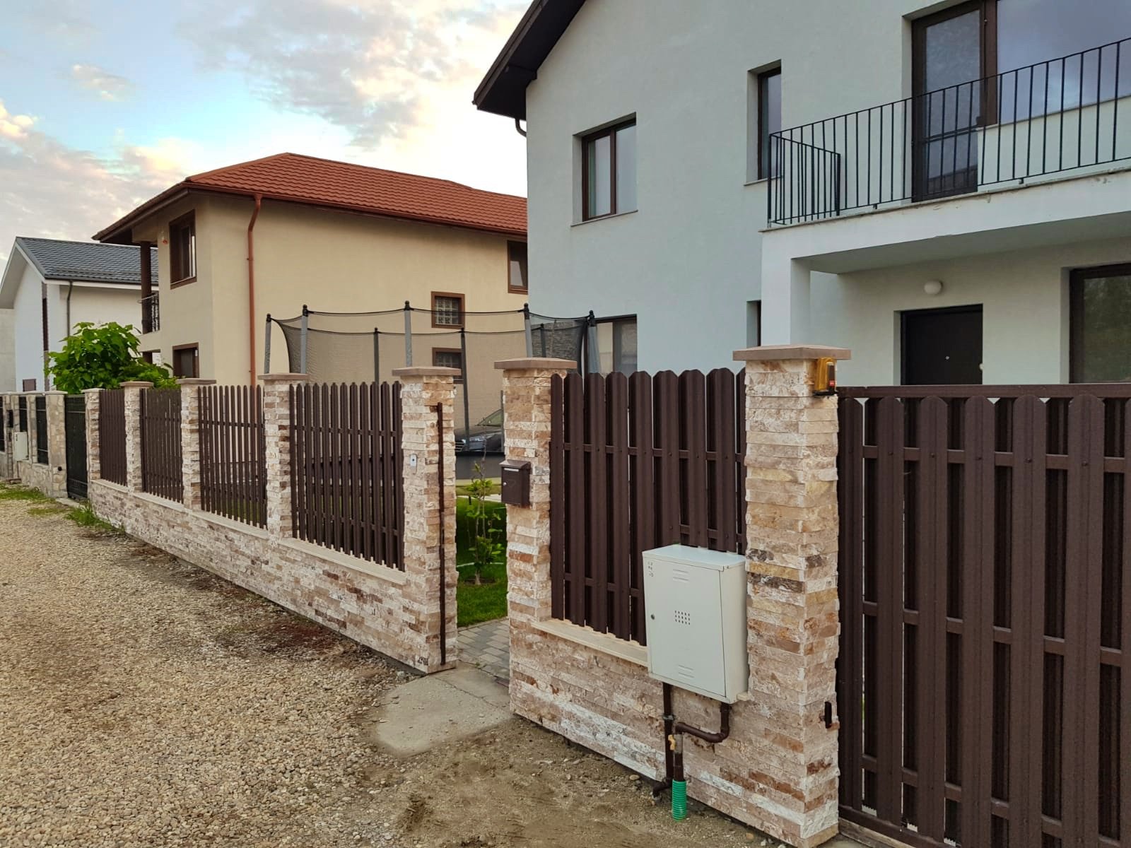 Prim-plan al modelului TISA Sipca Metalica cu finisaj de Hi-Mat în culoare Maro Caramelă, RAL 7024, disponibil pe www.sipca.ro, fabricat de Top Profil Sistem.