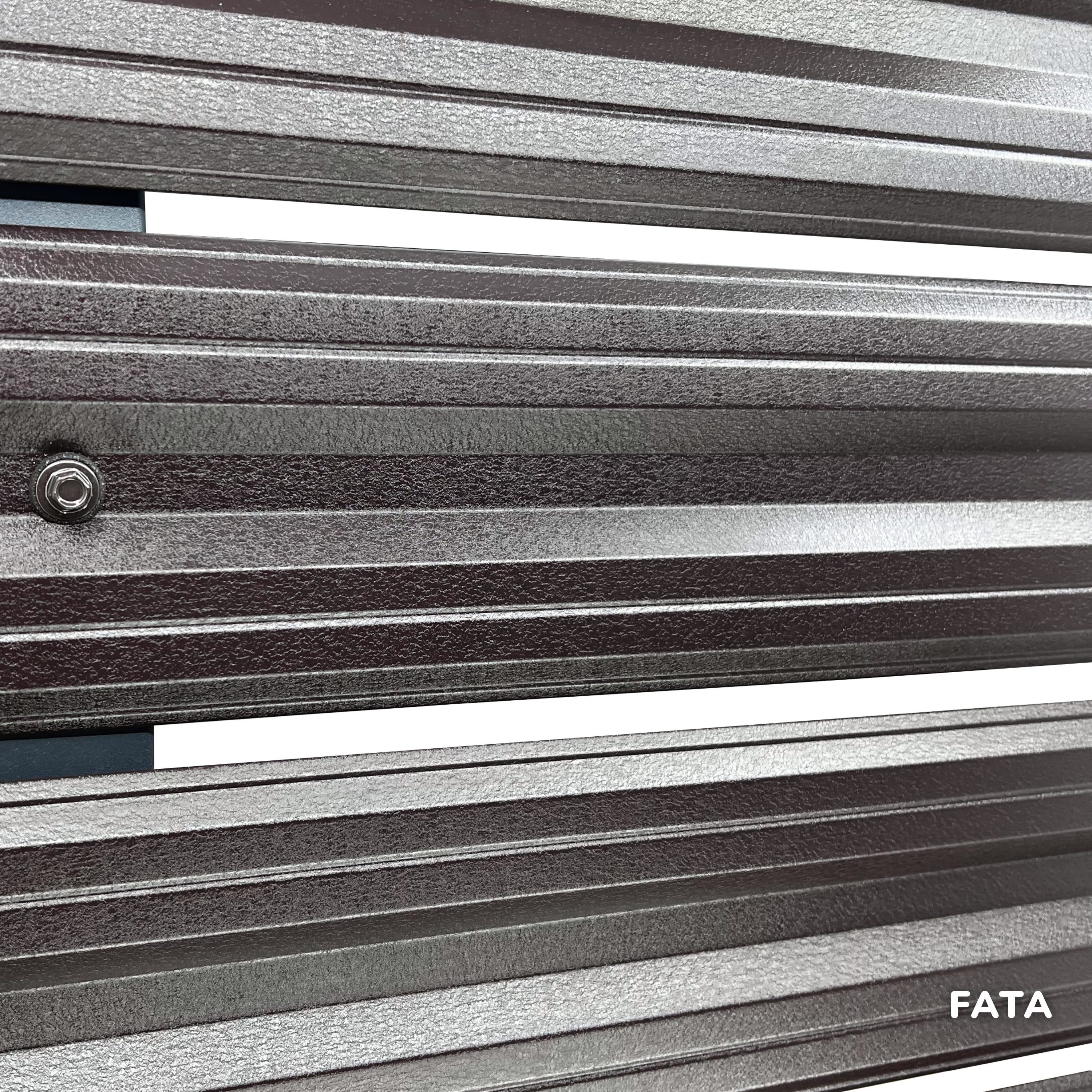 Prim-plan al modelului SIMETRICA Sipca Metalica cu finisaj de Mat Dublu în culoare Maro Espresso Dublu RAL 8019, disponibil pe www.sipca.ro, fabricat de Top Profil Sistem.