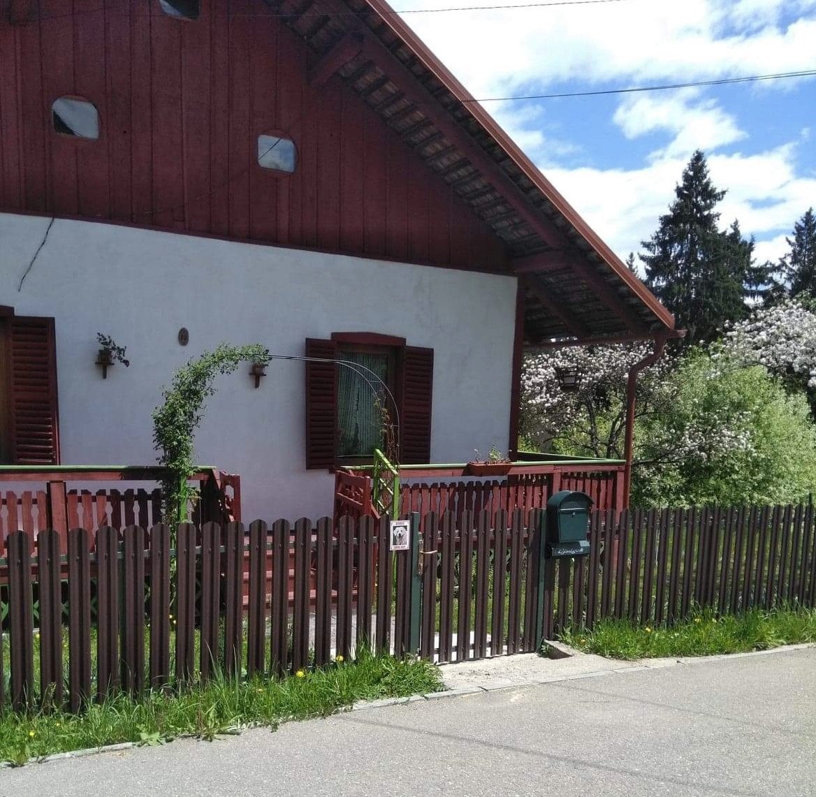 Prim-plan al modelului TISA Sipca Metalica cu finisaj de Mat în culoare Maro Ciocolata RAL 8017, disponibil pe www.sipca.ro, fabricat de Top Profil Sistem.