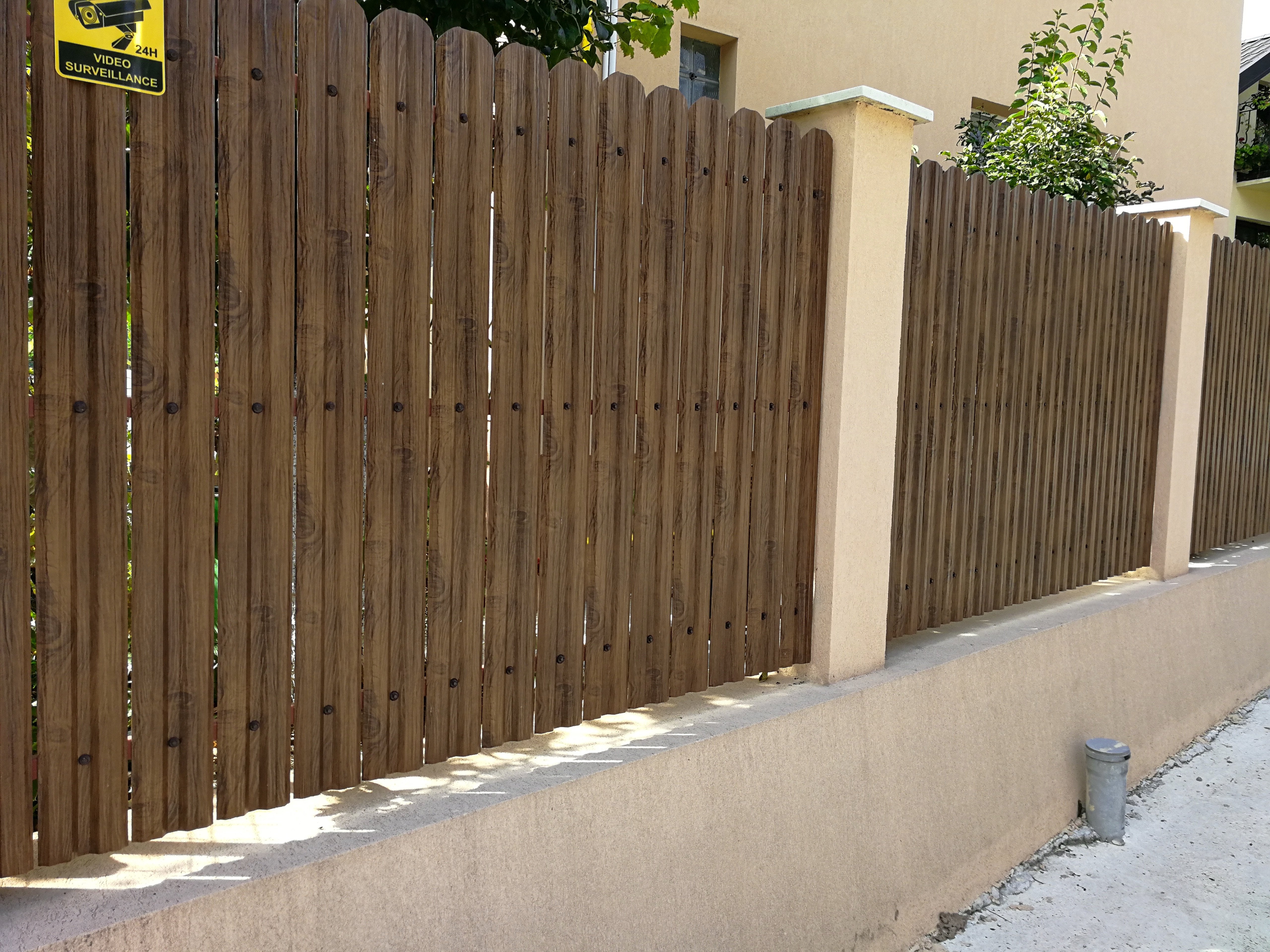 Prim-plan al modelului TISA Sipca Metalica cu finisaj de Imitație Lemn Dublu în culoare Nuc Striat Dublu, disponibil pe www.sipca.ro, fabricat de Top Profil Sistem.