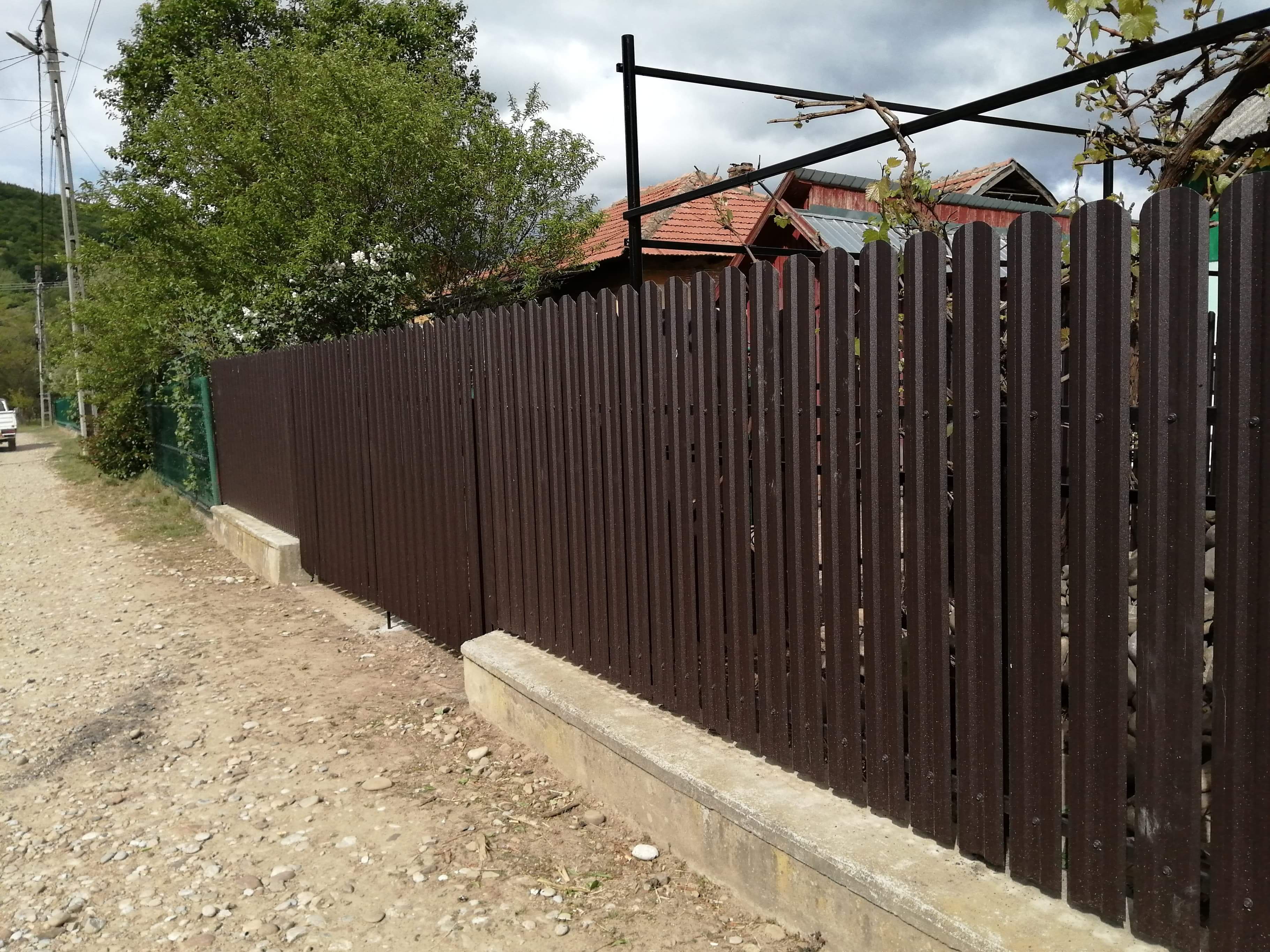 Prim-plan al modelului TISA Sipca Metalica cu finisaj de Mat Dublu în culoare Maro Espresso Dublu RAL 8019, disponibil pe www.sipca.ro, fabricat de Top Profil Sistem.