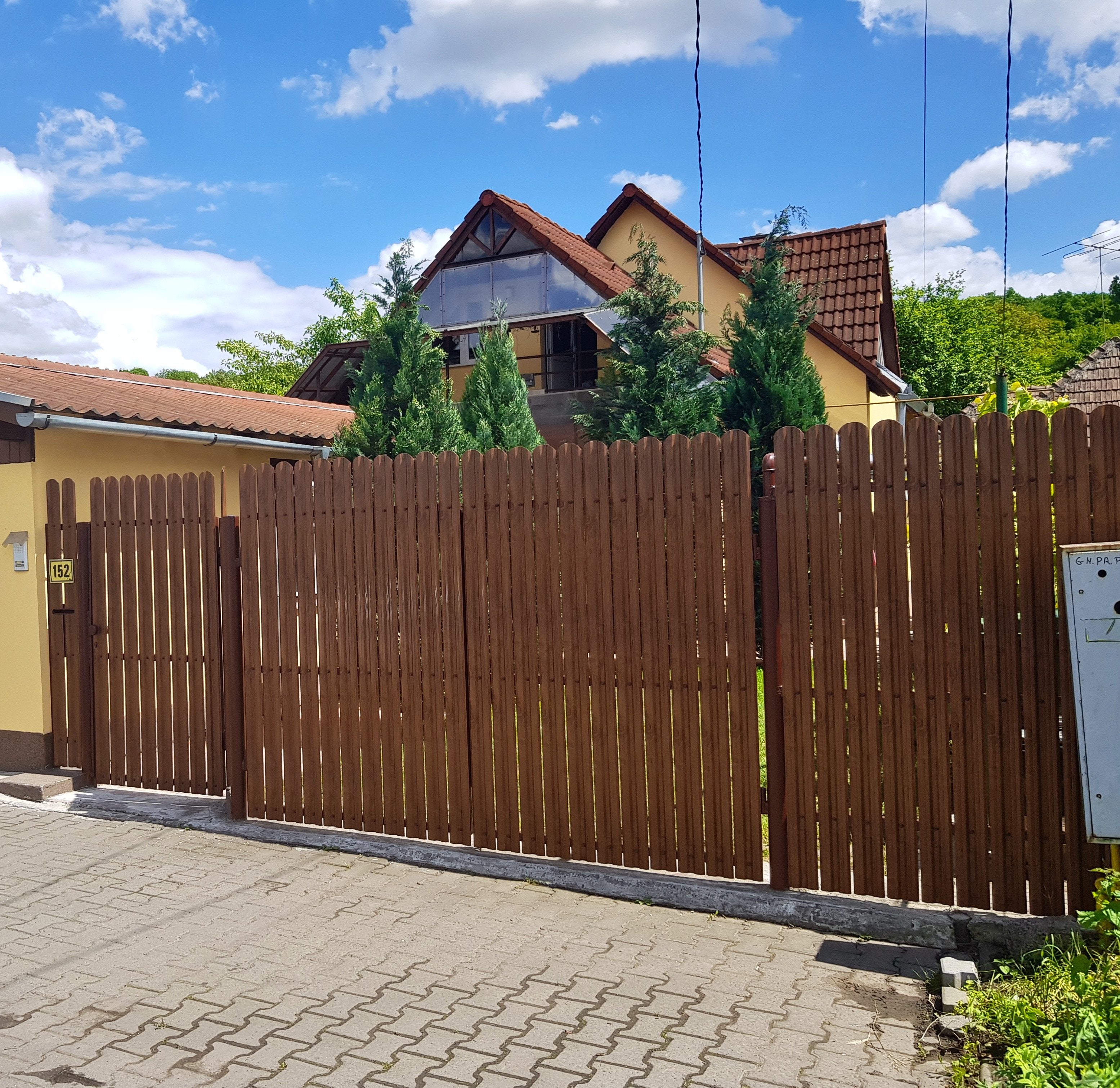 Prim-plan al modelului TISA Sipca Metalica cu finisaj de Imitație Lemn Dublu în culoare Nuc Striat Dublu, disponibil pe www.sipca.ro, fabricat de Top Profil Sistem.