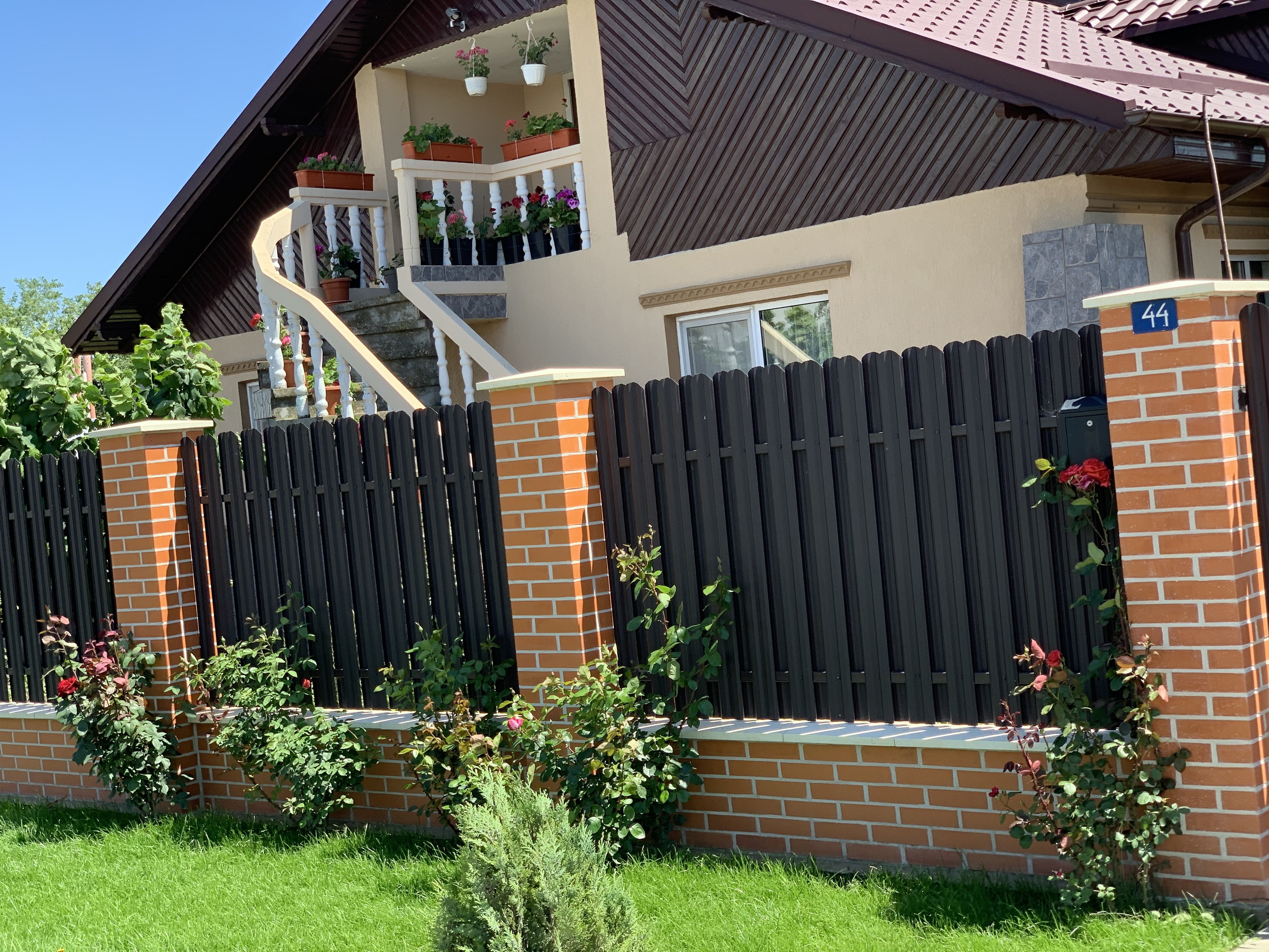 Prim-plan al modelului TISA Sipca Metalica cu finisaj de Mat Dublu în culoare Maro Espresso Dublu RAL 8019, disponibil pe www.sipca.ro, fabricat de Top Profil Sistem.