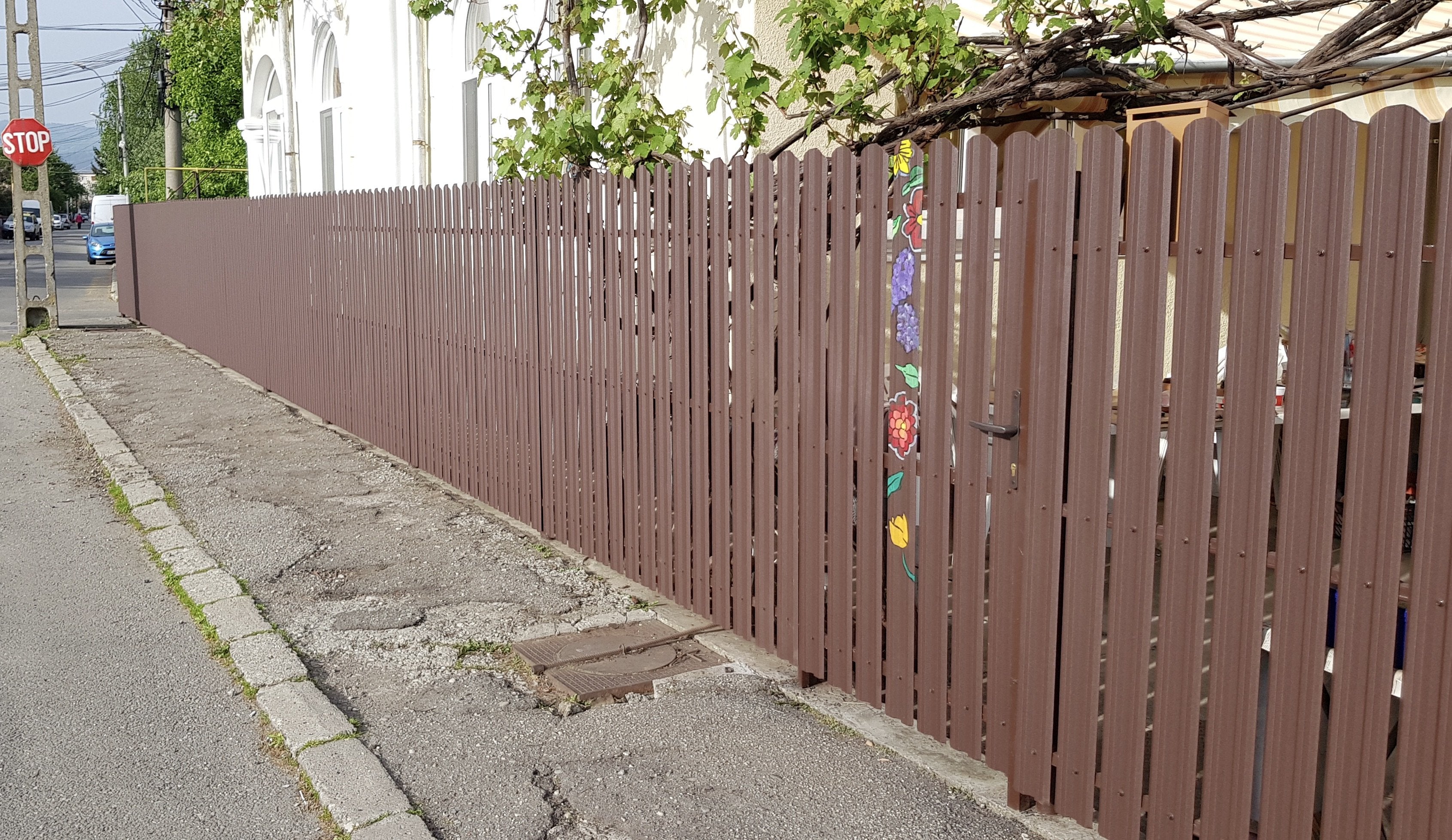 Prim-plan al modelului TISA Sipca Metalica cu finisaj de Mat Dublu în culoare Maro Ciocolata Dublu RAL 8017, disponibil pe www.sipca.ro, fabricat de Top Profil Sistem.