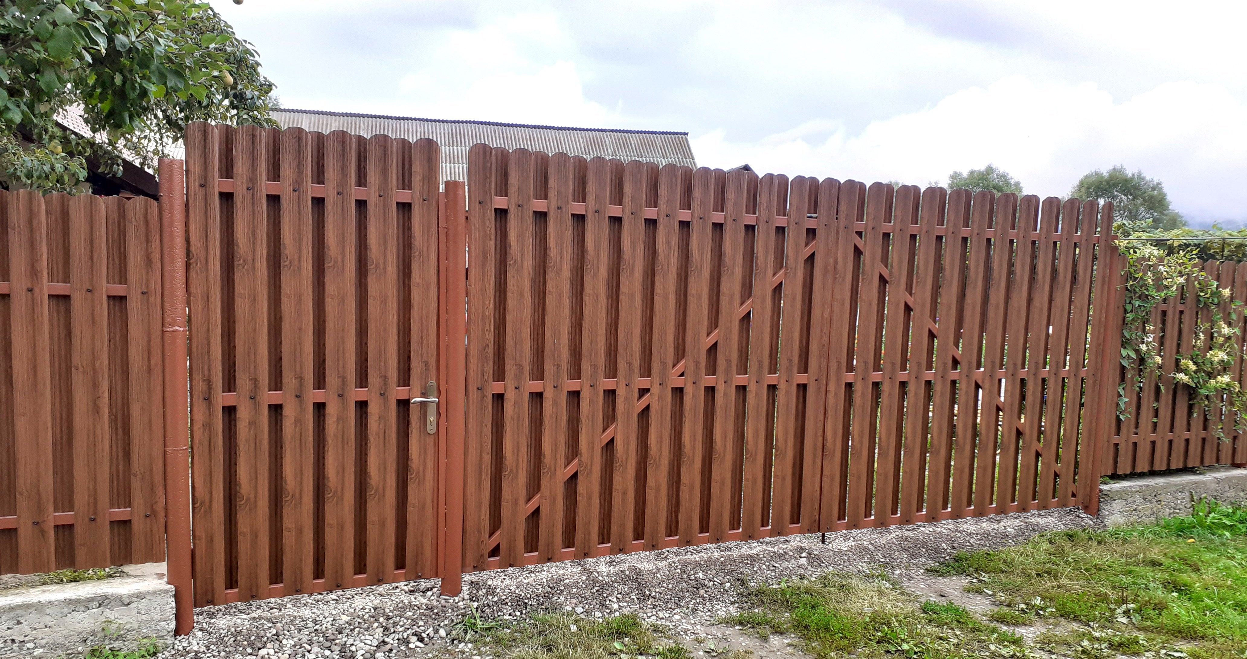 Prim-plan al modelului TISA Sipca Metalica cu finisaj de Imitație Lemn în culoare Nuc Striat, disponibil pe www.sipca.ro, fabricat de Top Profil Sistem.