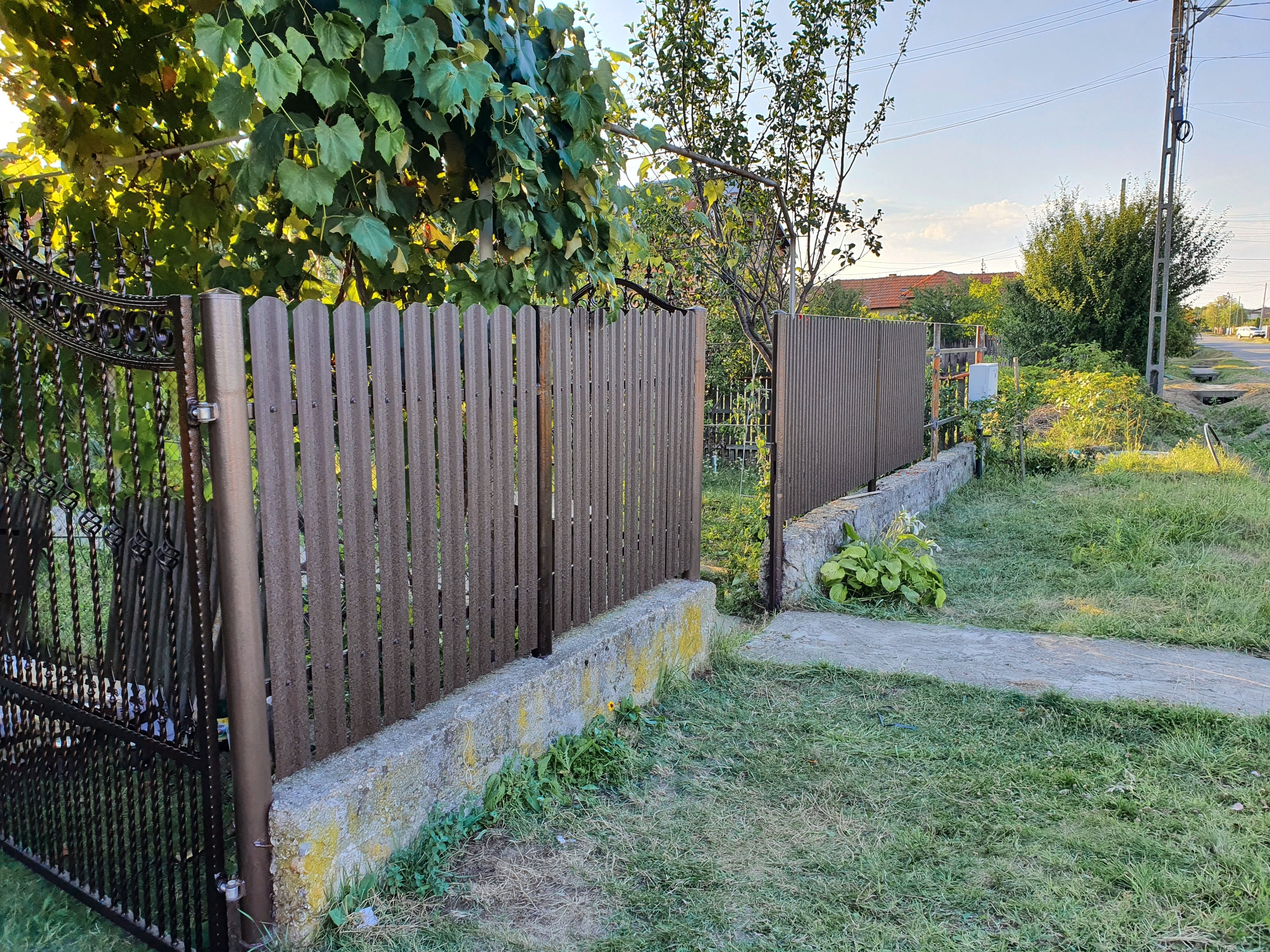 Prim-plan al modelului TISA Sipca Metalica cu finisaj de Hi-Mat în culoare Maro Caramelă, RAL 7024, disponibil pe www.sipca.ro, fabricat de Top Profil Sistem.