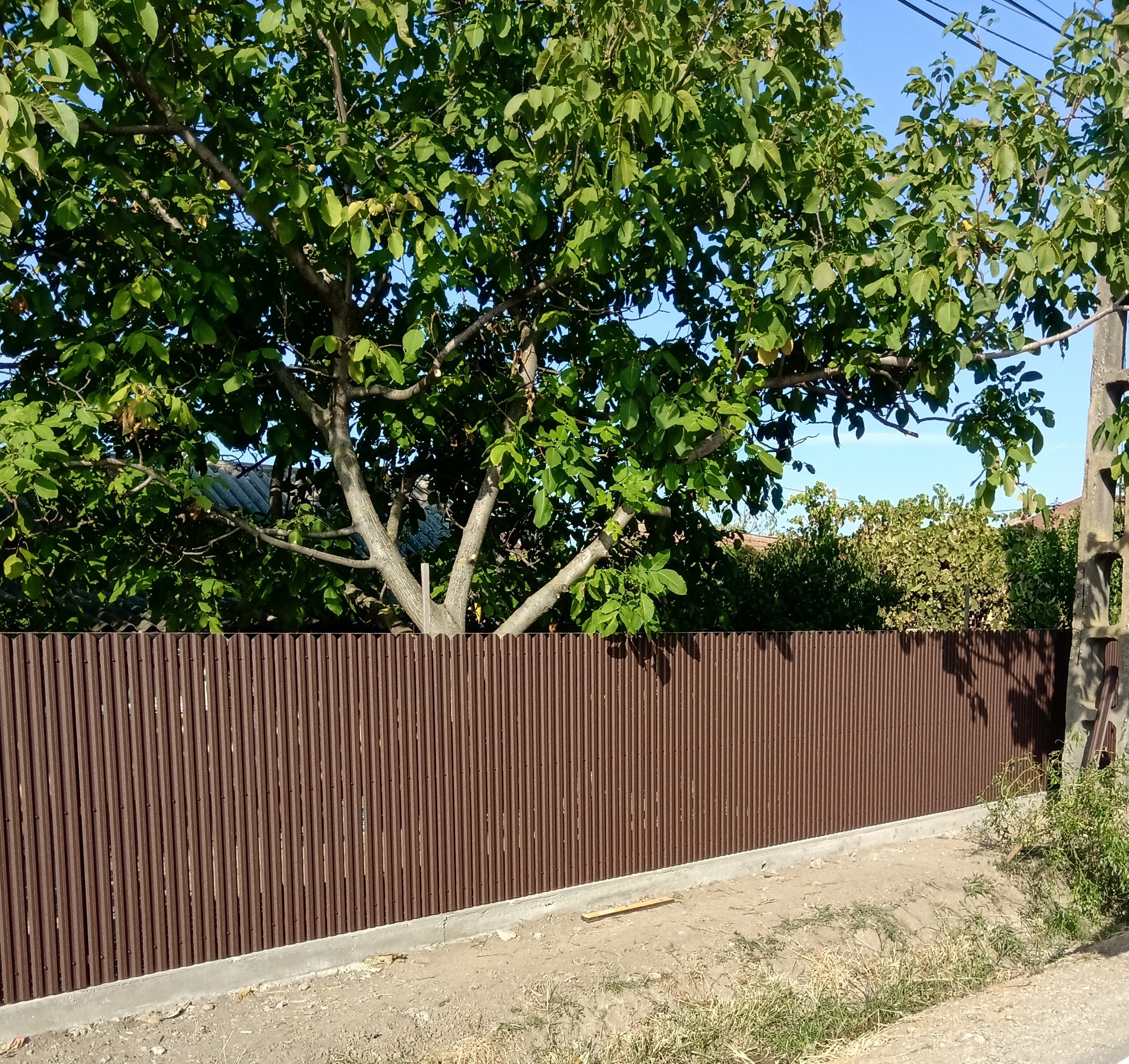 Prim-plan al modelului TISA Sipca Metalica cu finisaj de Hi-Mat în culoare Maro Caramelă, RAL 7024, disponibil pe www.sipca.ro, fabricat de Top Profil Sistem.