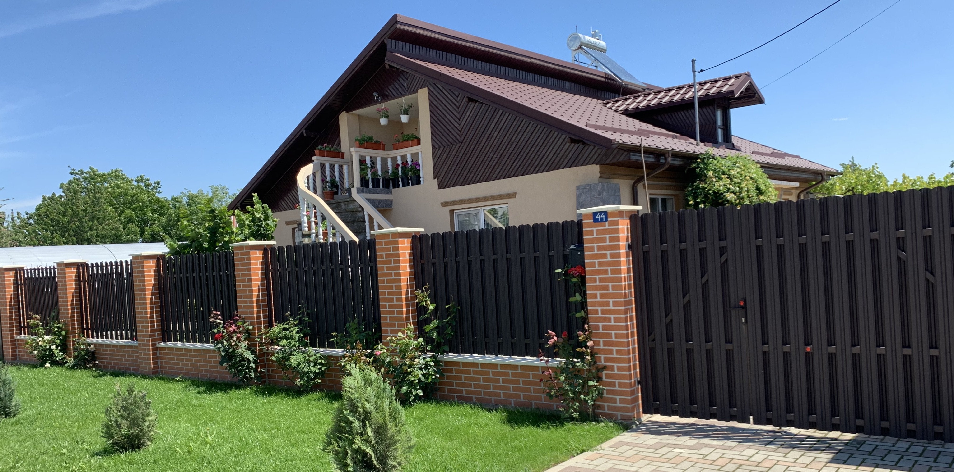 Prim-plan al modelului TISA Sipca Metalica cu finisaj de Mat Dublu în culoare Maro Espresso Dublu RAL 8019, disponibil pe www.sipca.ro, fabricat de Top Profil Sistem.