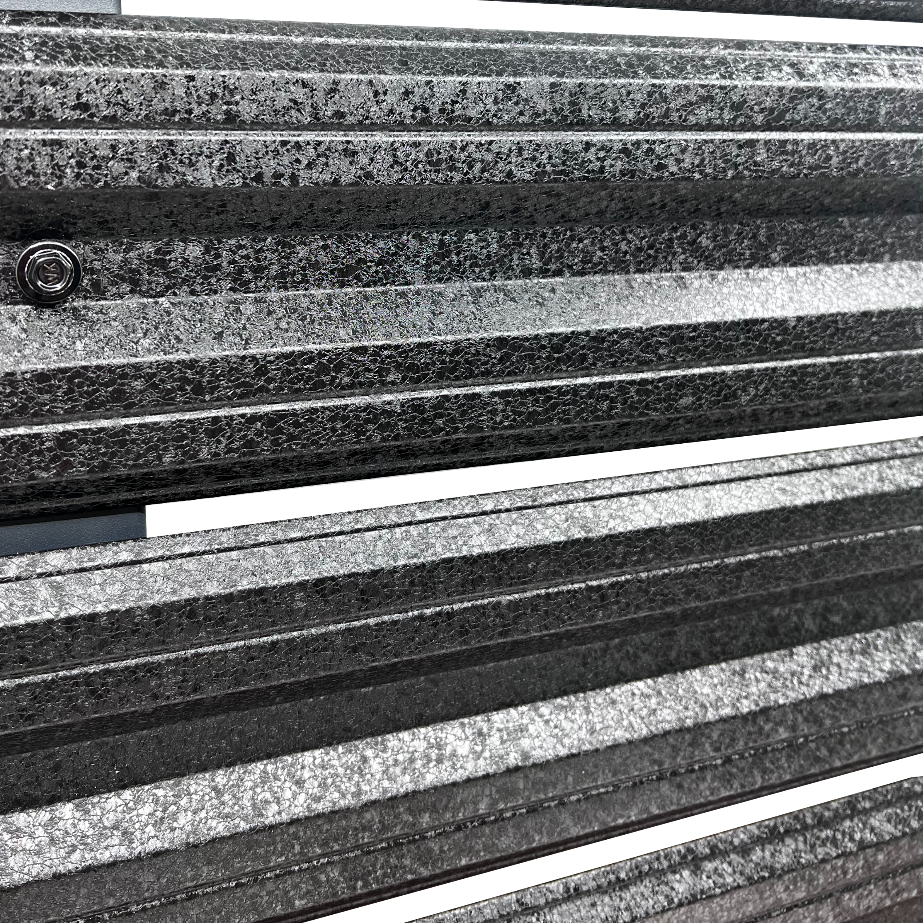 Prim-plan al modelului SIMETRICA Sipca Metalica cu finisaj de Hi-Mat în culoare Negru de Noapte RAL 9005, disponibil pe www.sipca.ro, fabricat de Top Profil Sistem.