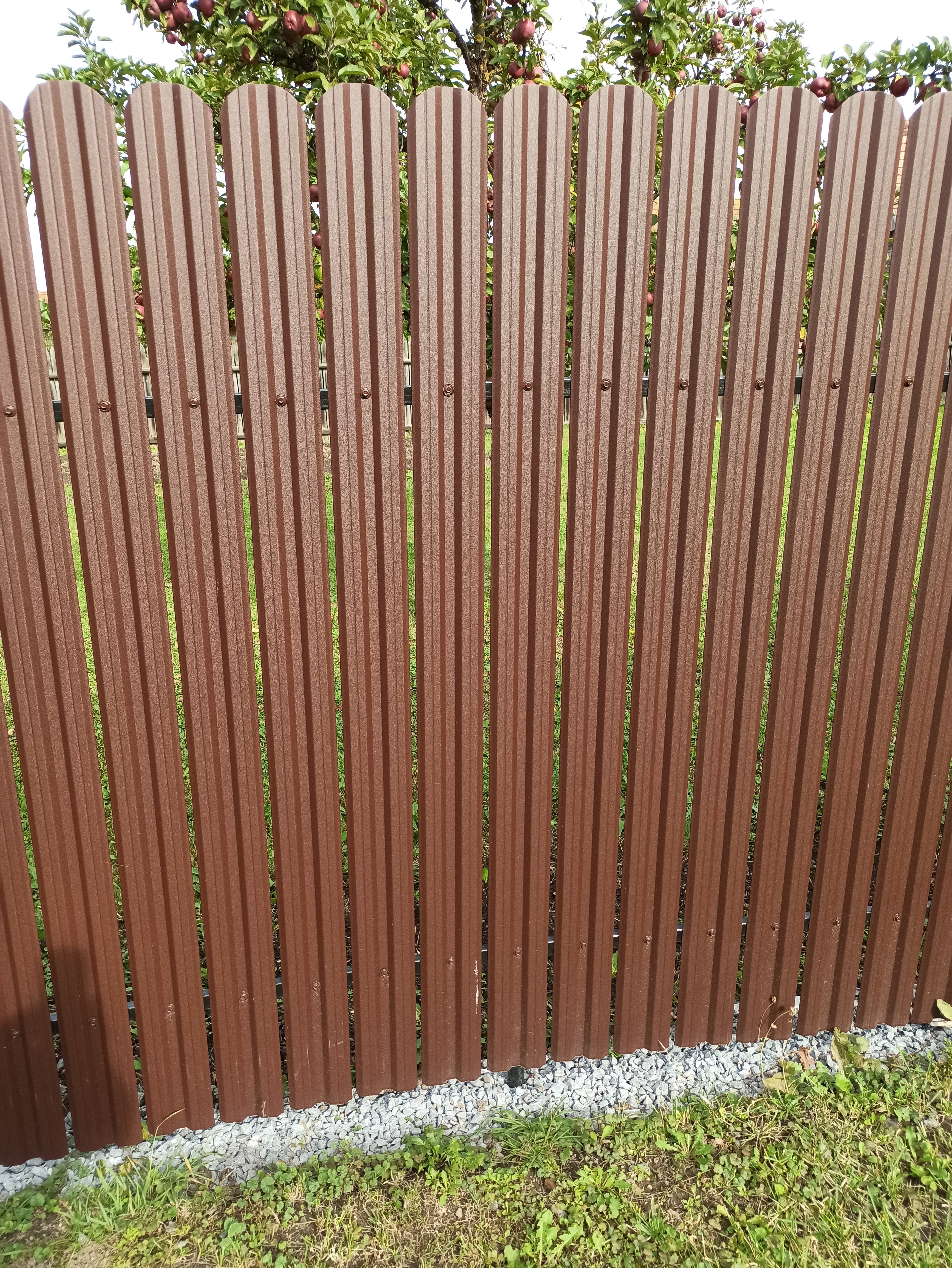 Prim-plan al modelului TISA Sipca Metalica cu finisaj de Mat în culoare Maro Ciocolata RAL 8017, disponibil pe www.sipca.ro, fabricat de Top Profil Sistem.