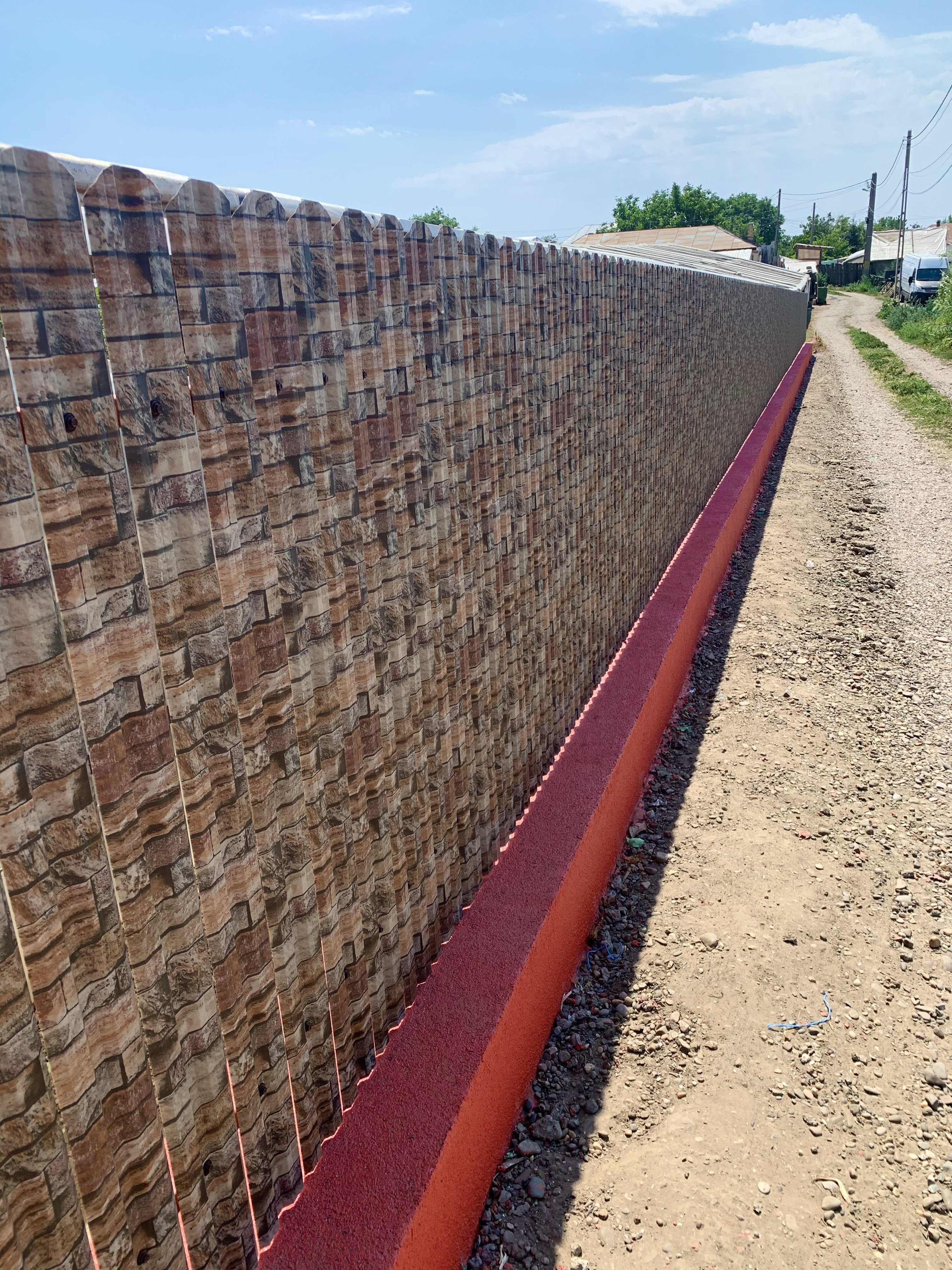 Prim-plan al modelului TISA Sipca Metalica cu finisaj de Imitație Piatra în culoare Zid Granit, disponibil pe www.sipca.ro, fabricat de Top Profil Sistem.