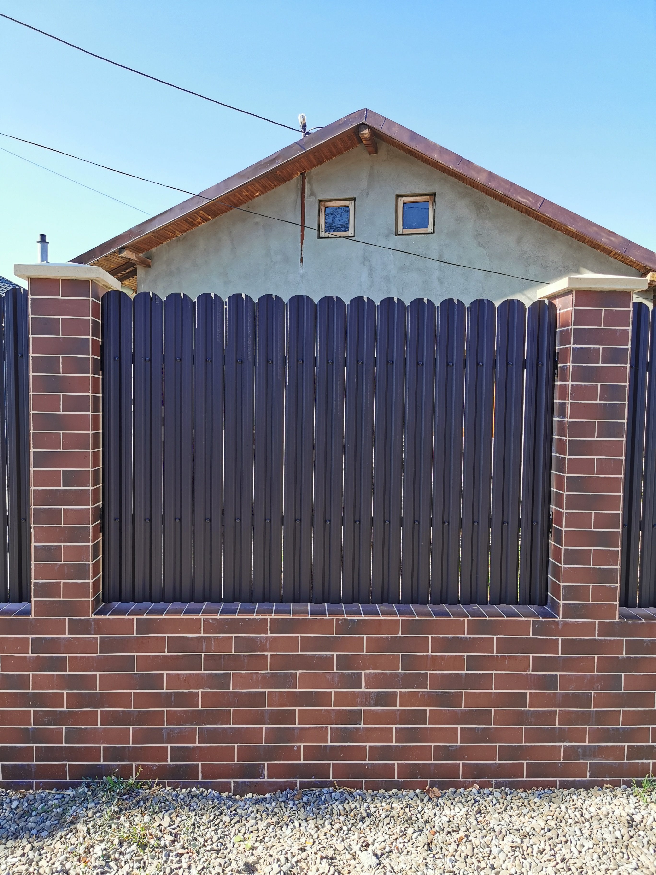 Prim-plan al modelului TISA Sipca Metalica cu finisaj de Mat Dublu în culoare Maro Espresso Dublu RAL 8019, disponibil pe www.sipca.ro, fabricat de Top Profil Sistem.