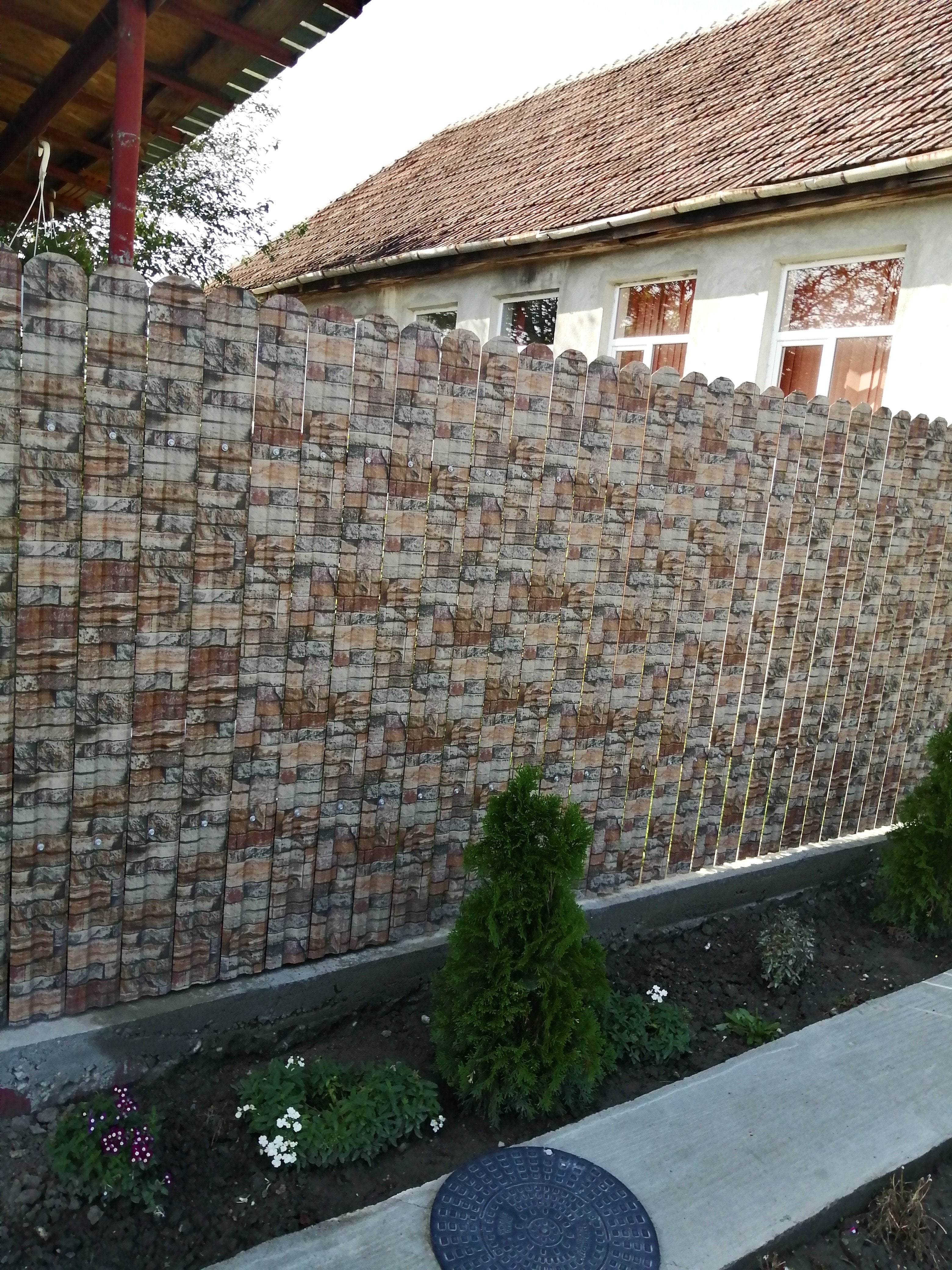 Prim-plan al modelului TISA Sipca Metalica cu finisaj de Imitație Piatra în culoare Zid Granit, disponibil pe www.sipca.ro, fabricat de Top Profil Sistem.