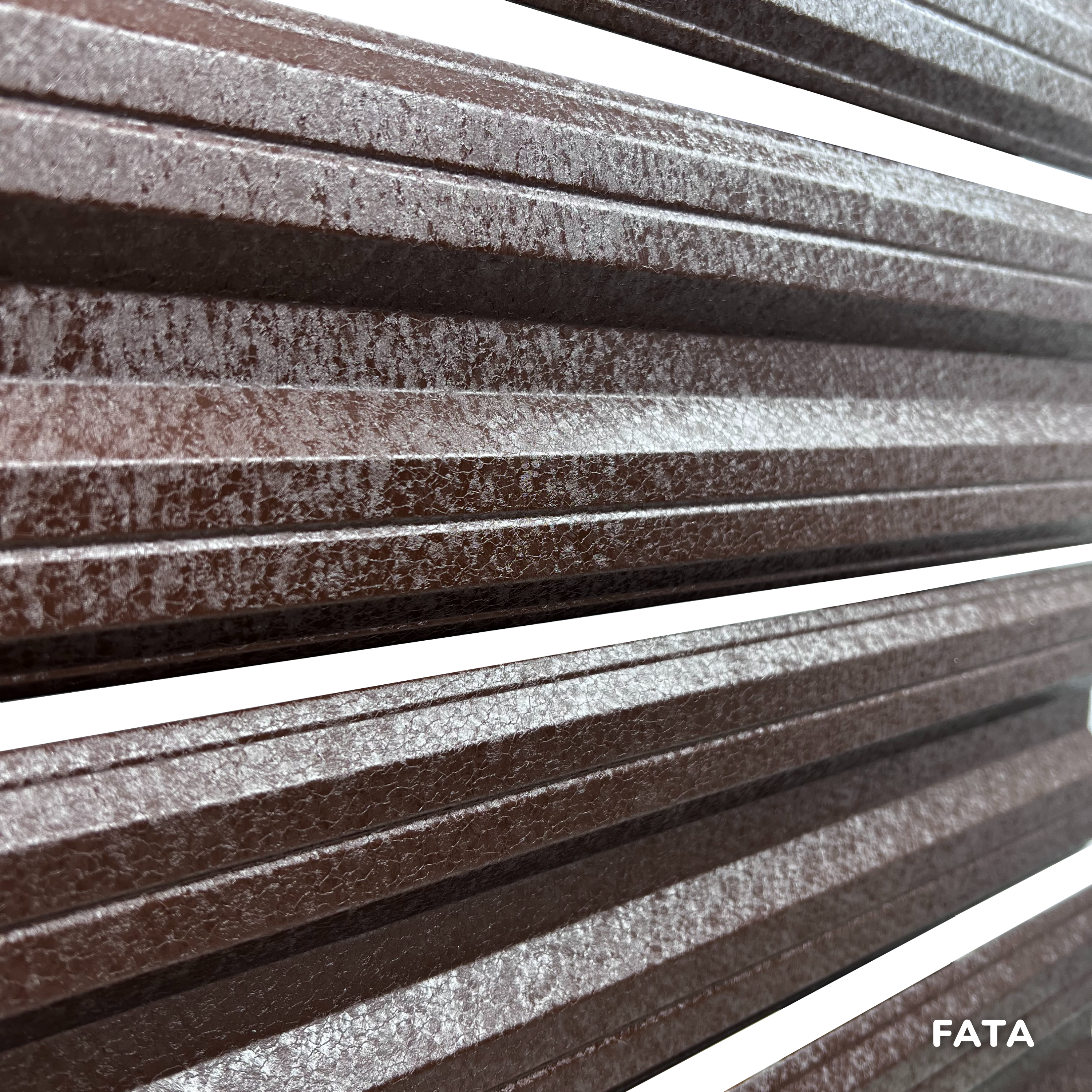 Prim-plan al modelului SIMETRICA Sipca Metalica cu finisaj de Hi-Mat în culoare Maro Cedru RAL 8019, disponibil pe www.sipca.ro, fabricat de Top Profil Sistem.