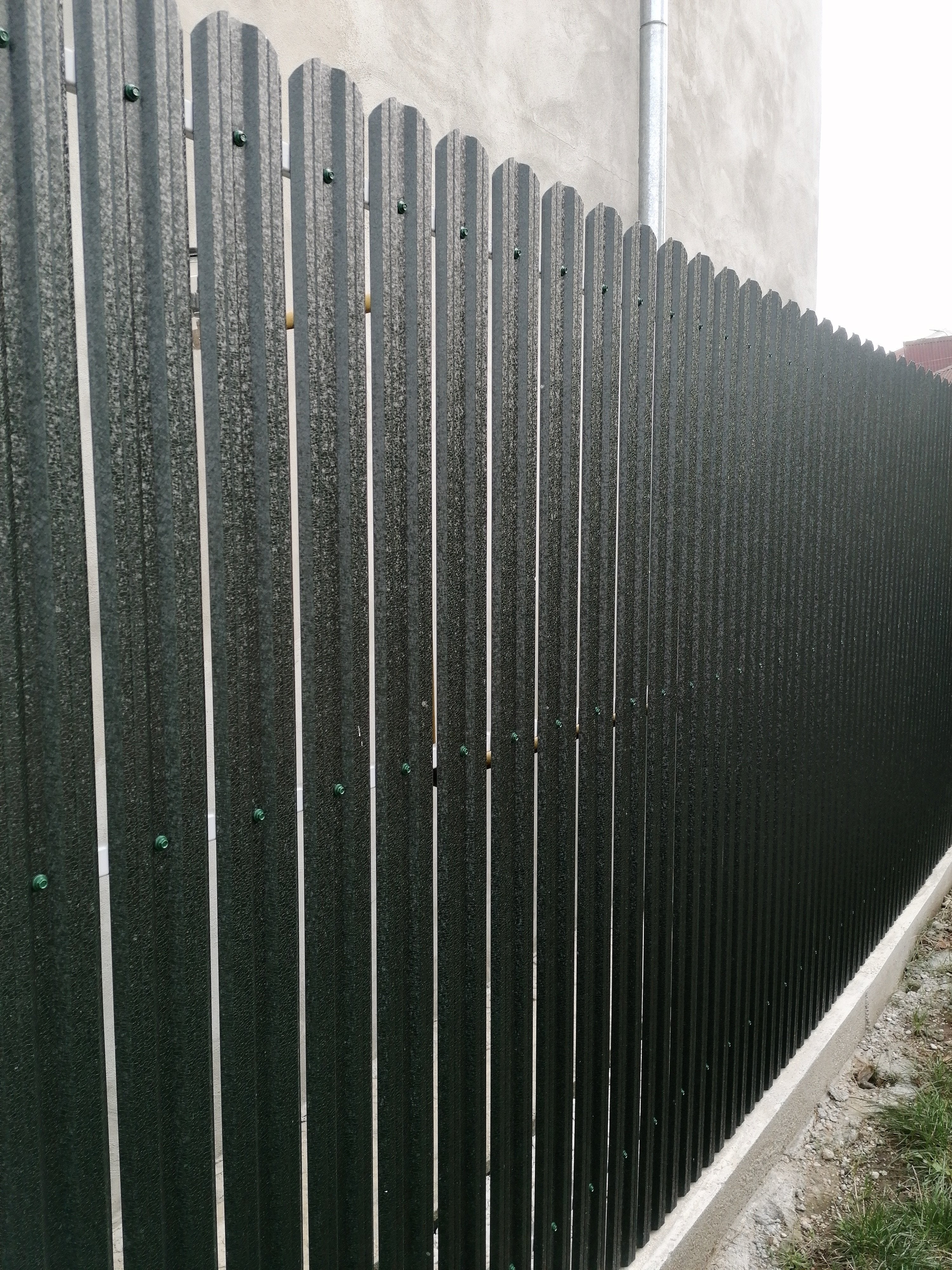 Prim-plan al modelului TISA Sipca Metalica cu finisaj de Hi-Mat în culoare Verde Pin, RAL 6005, disponibil pe www.sipca.ro, fabricat de Top Profil Sistem.