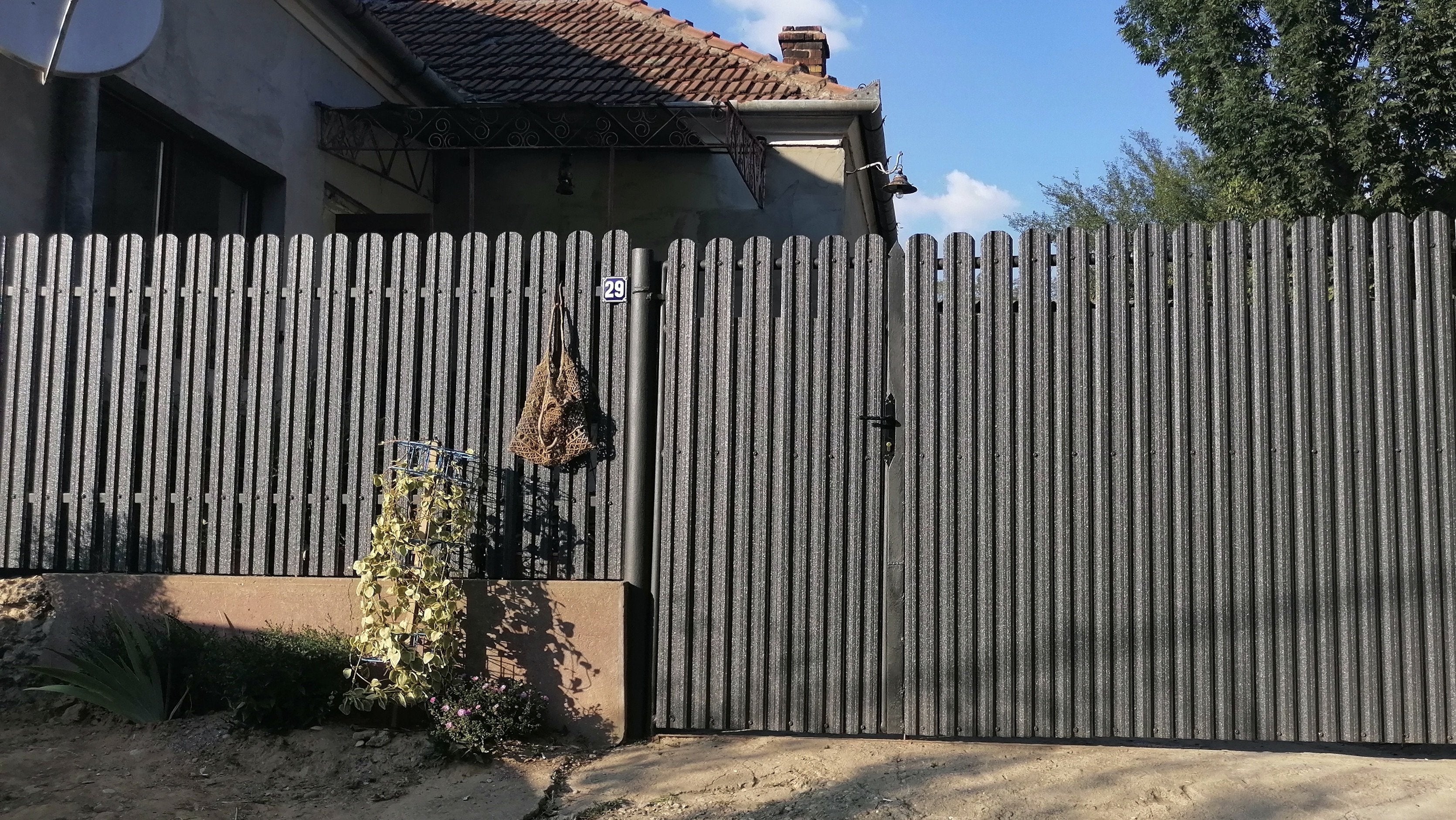 Prim-plan al modelului TISA Sipca Metalica cu finisaj de Hi-Mat în culoare Gri Perlat, RAL 7024, disponibil pe www.sipca.ro, fabricat de Top Profil Sistem.