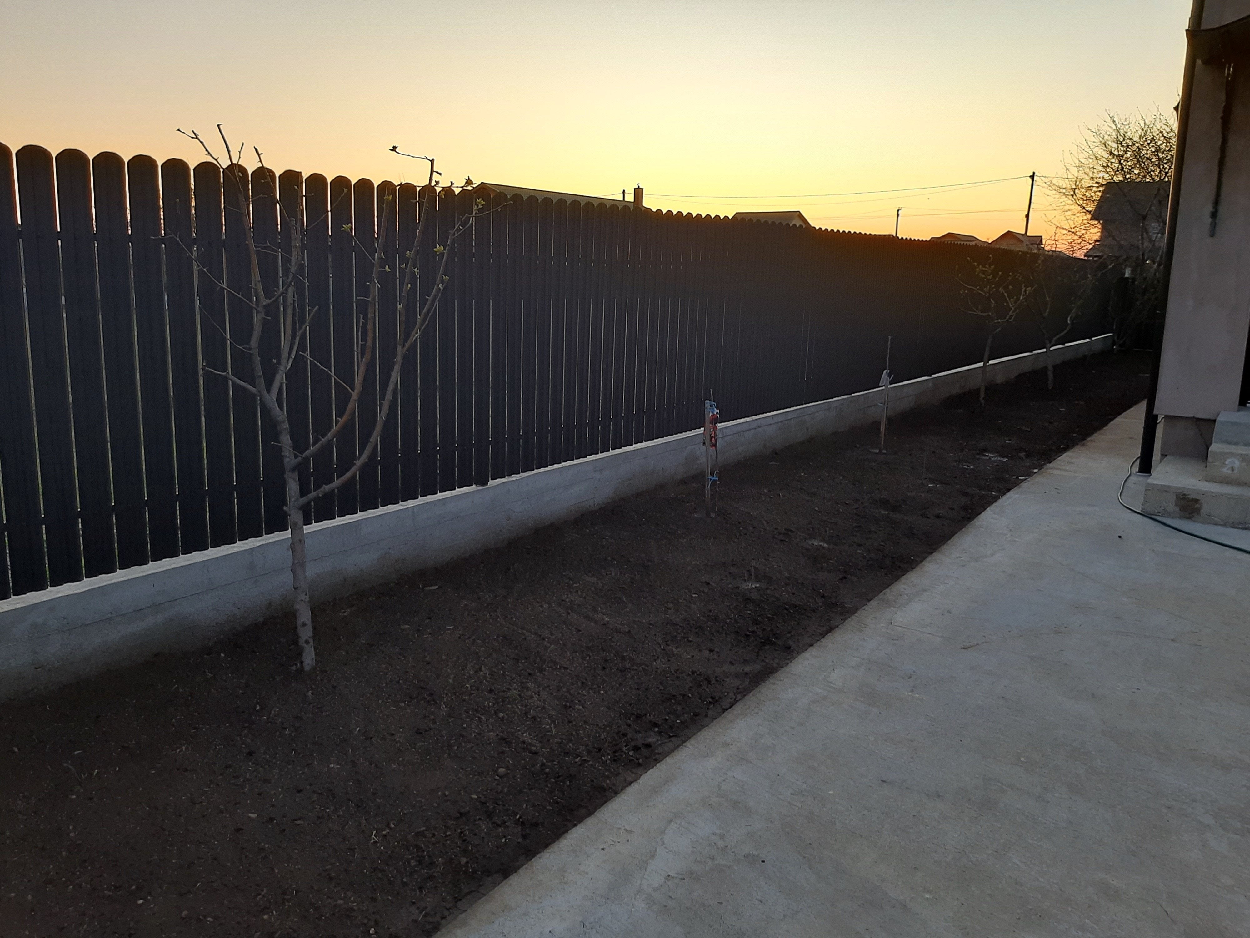 Prim-plan al modelului TISA Sipca Metalica cu finisaj de Mat în culoare Maro Espresso RAL 8019, disponibil pe www.sipca.ro, fabricat de Top Profil Sistem.