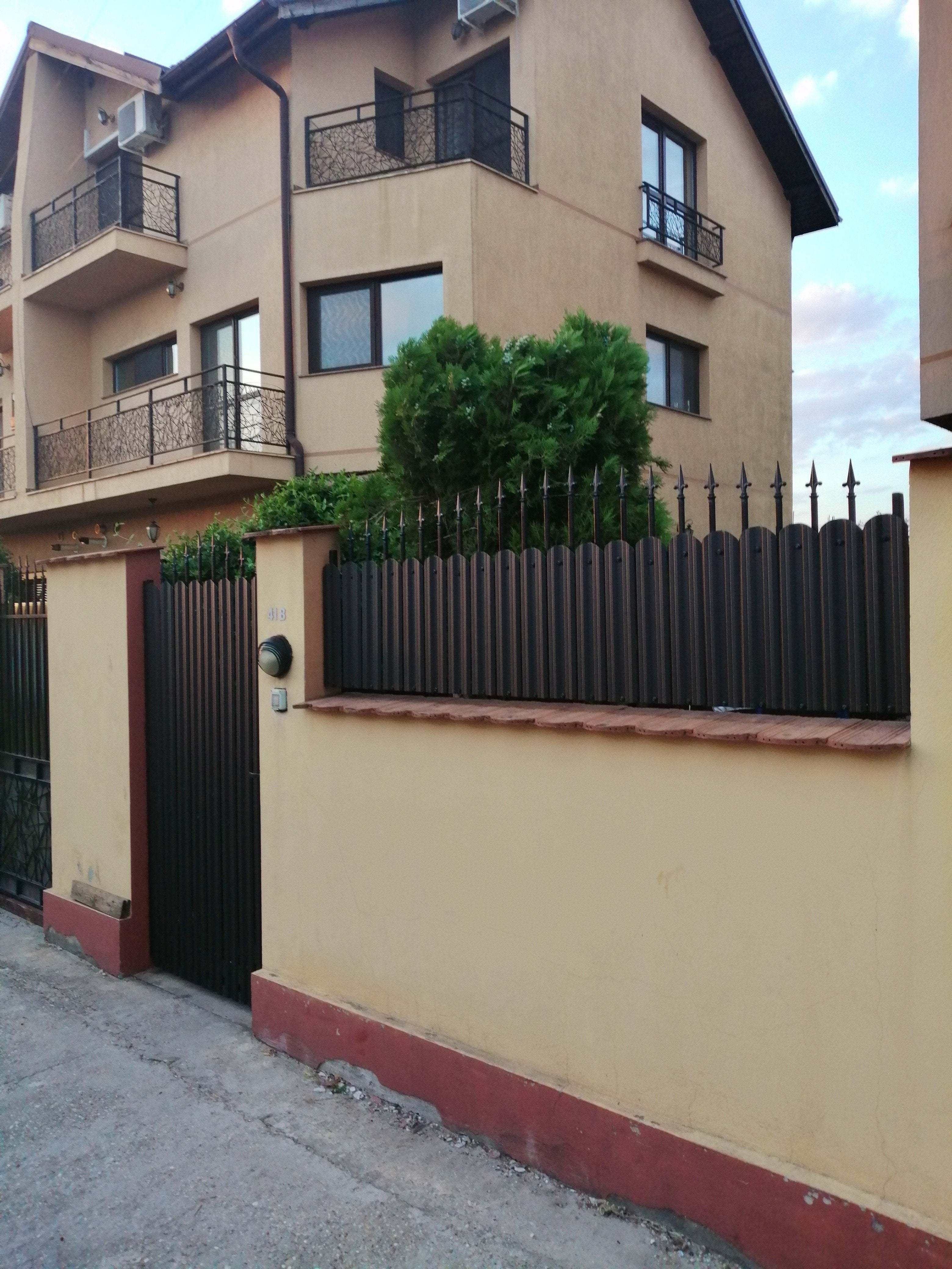 Prim-plan al modelului TISA Sipca Metalica cu finisaj de Mat în culoare Maro Espresso RAL 8019, disponibil pe www.sipca.ro, fabricat de Top Profil Sistem.