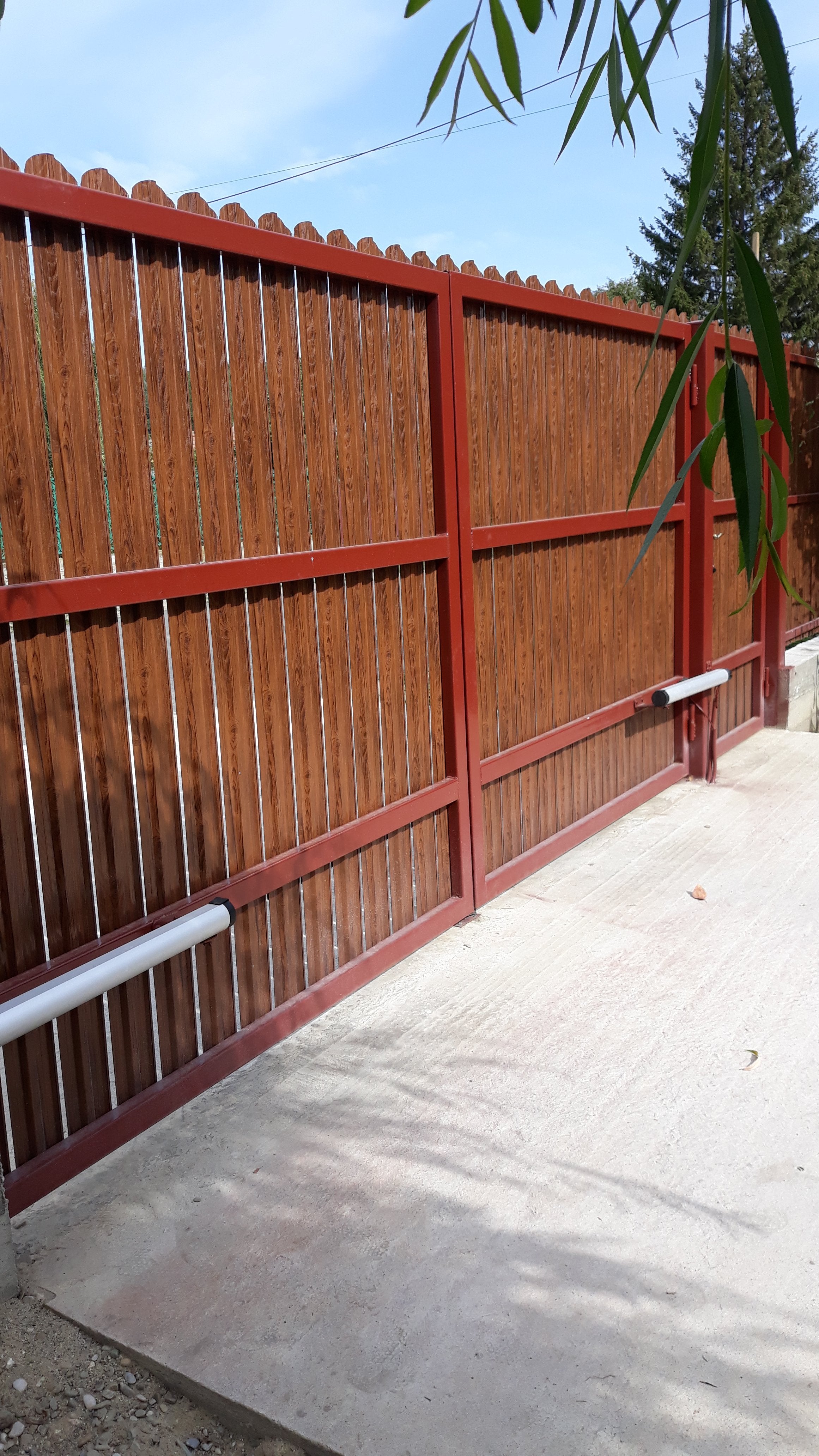 Prim-plan al modelului TISA Sipca Metalica cu finisaj de Imitație Lemn Dublu în culoare Nuc Striat Dublu, disponibil pe www.sipca.ro, fabricat de Top Profil Sistem.