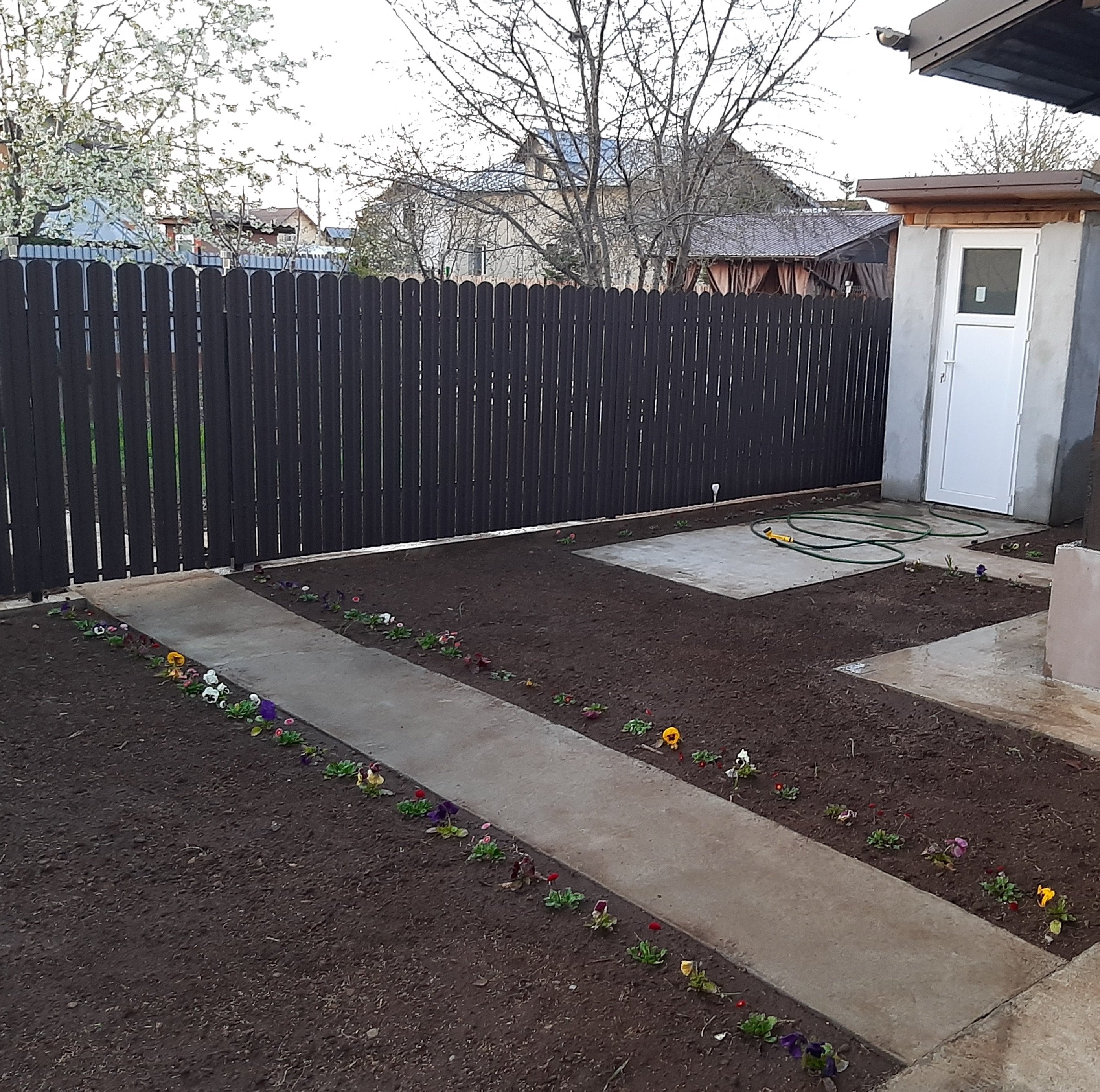 Prim-plan al modelului TISA Sipca Metalica cu finisaj de Mat în culoare Maro Espresso RAL 8019, disponibil pe www.sipca.ro, fabricat de Top Profil Sistem.