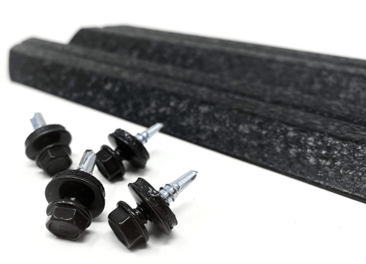 Prim-plan al modelului TISA Sipca Metalica cu finisaj de Mat Dublu în culoare Maro Espresso Dublu RAL 8019, disponibil pe www.sipca.ro, fabricat de Top Profil Sistem.