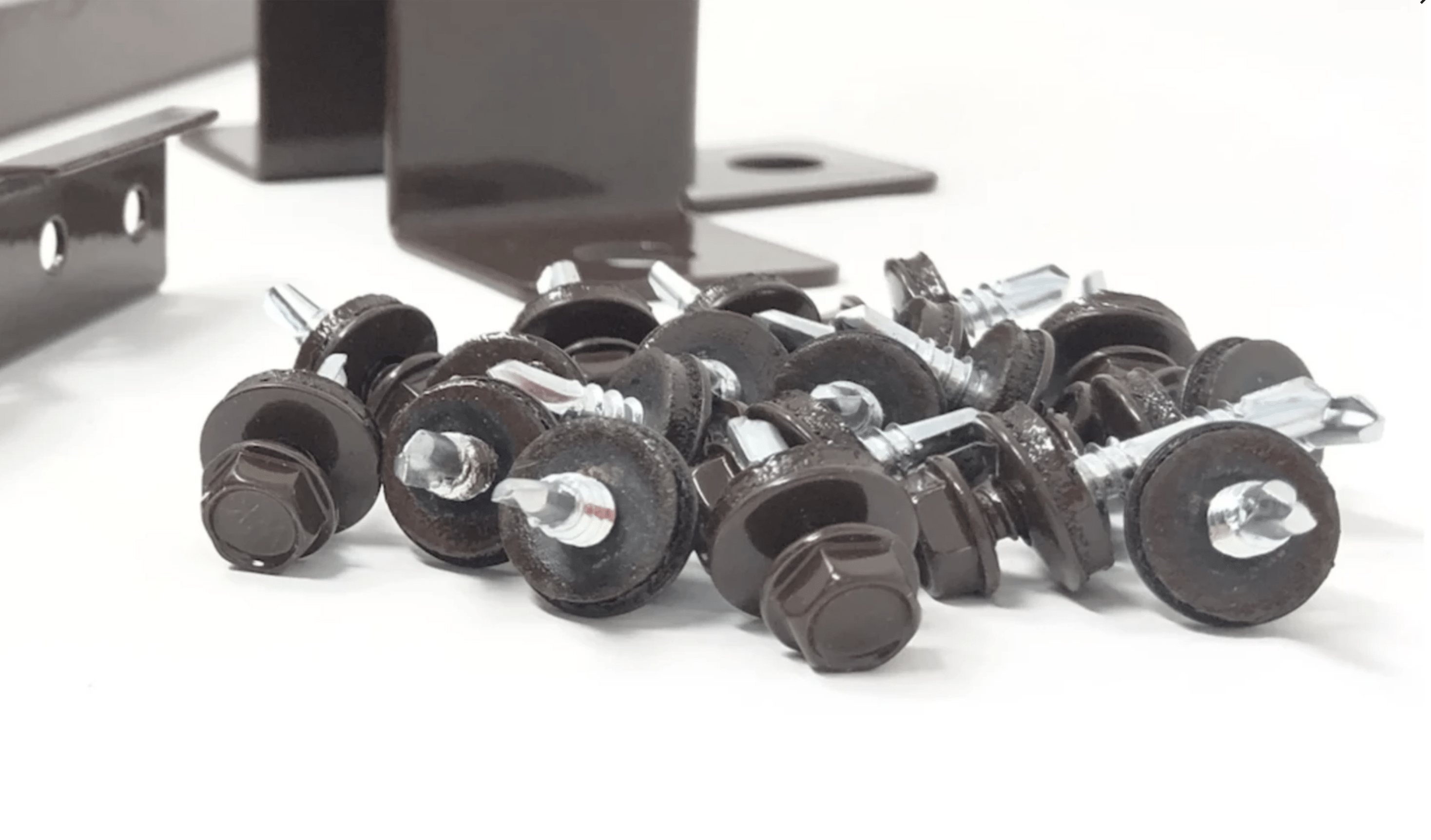 Prim-plan al modelului TISA Sipca Metalica cu finisaj de Imitație Lemn Dublu în culoare Nuc Striat Dublu, disponibil pe www.sipca.ro, fabricat de Top Profil Sistem.