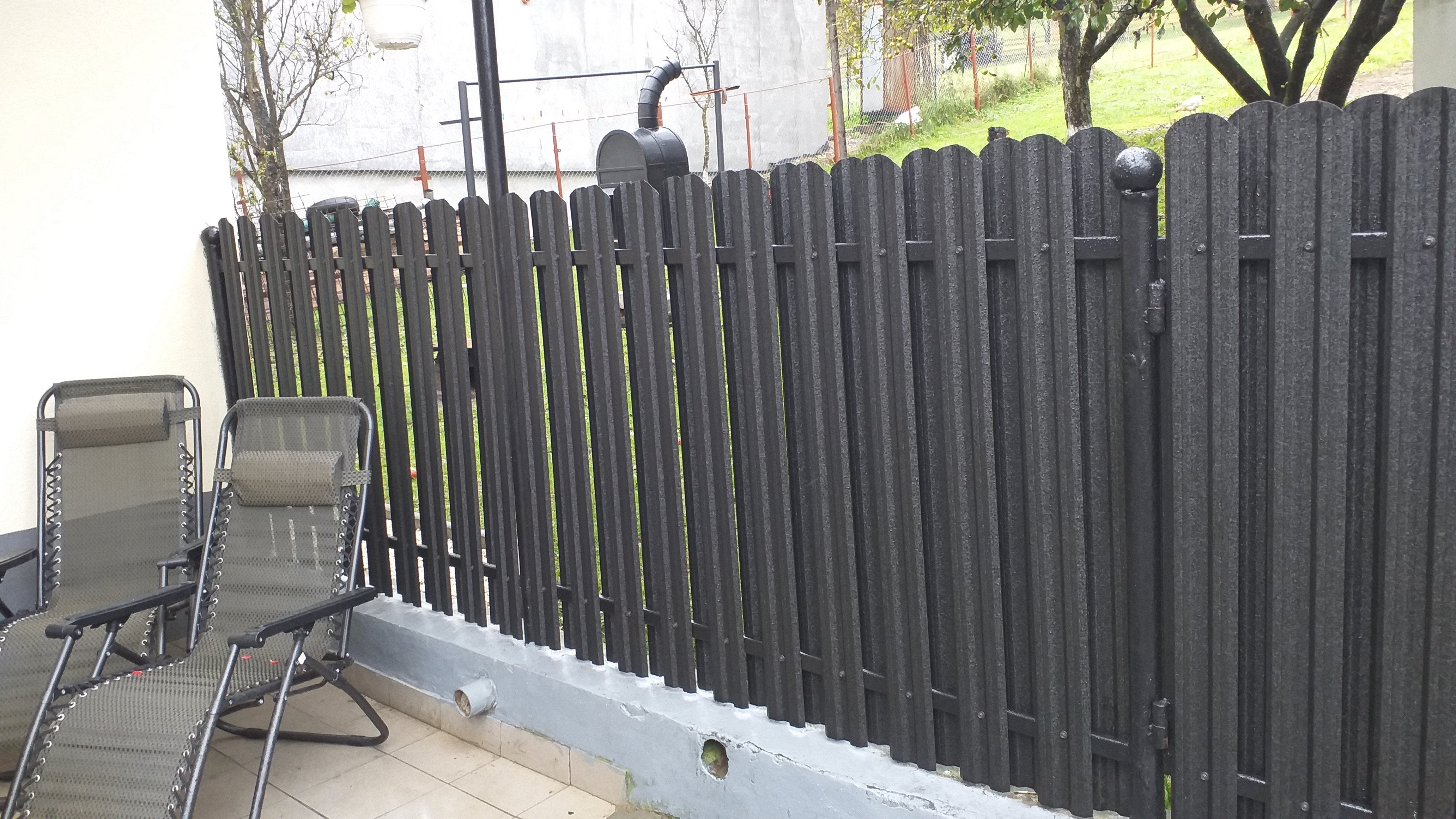 Prim-plan al modelului TISA Sipca Metalica cu finisaj de Hi-Mat în culoare Negru de Noapte, RAL 9005, disponibil pe www.sipca.ro, fabricat de Top Profil Sistem.