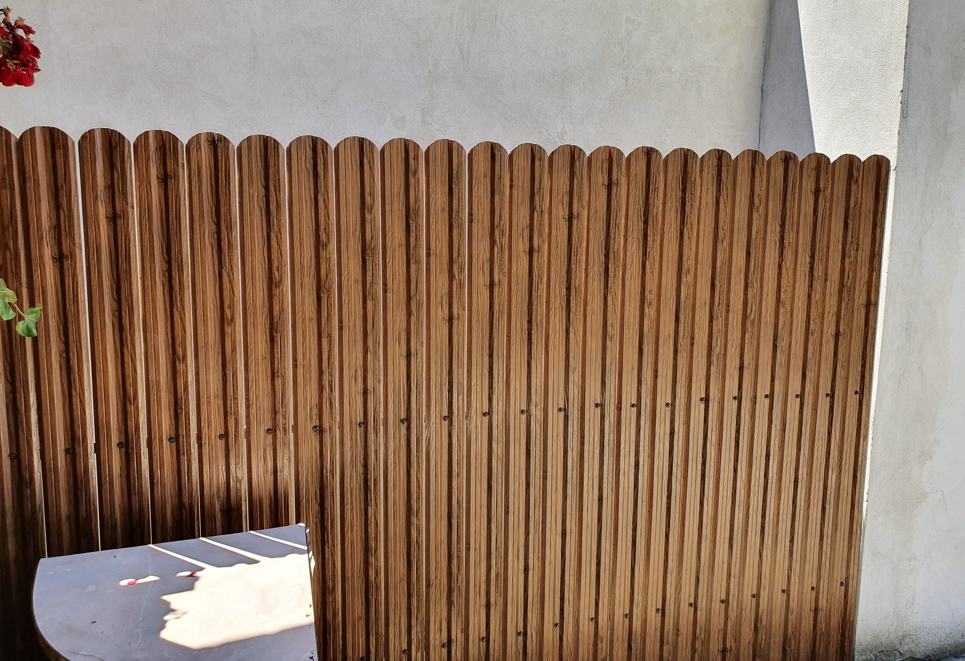 Prim-plan al modelului TISA Sipca Metalica cu finisaj de Imitație Lemn Dublu în culoare Nuc Striat Dublu, disponibil pe www.sipca.ro, fabricat de Top Profil Sistem.