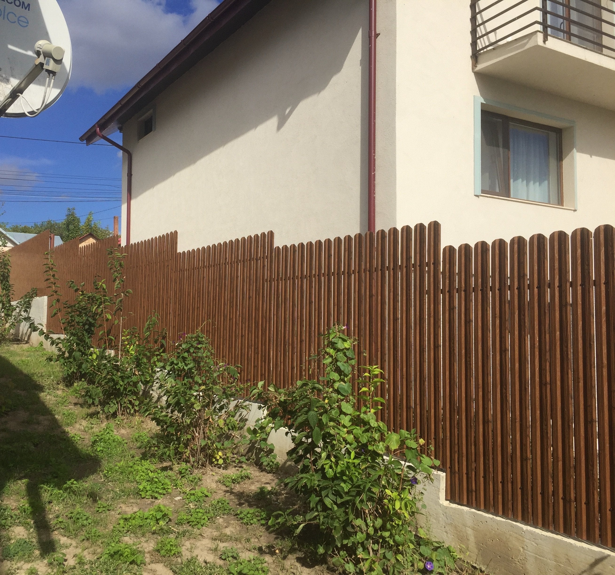 Prim-plan al modelului TISA Sipca Metalica cu finisaj de Imitație Lemn în culoare Nuc Striat, disponibil pe www.sipca.ro, fabricat de Top Profil Sistem.