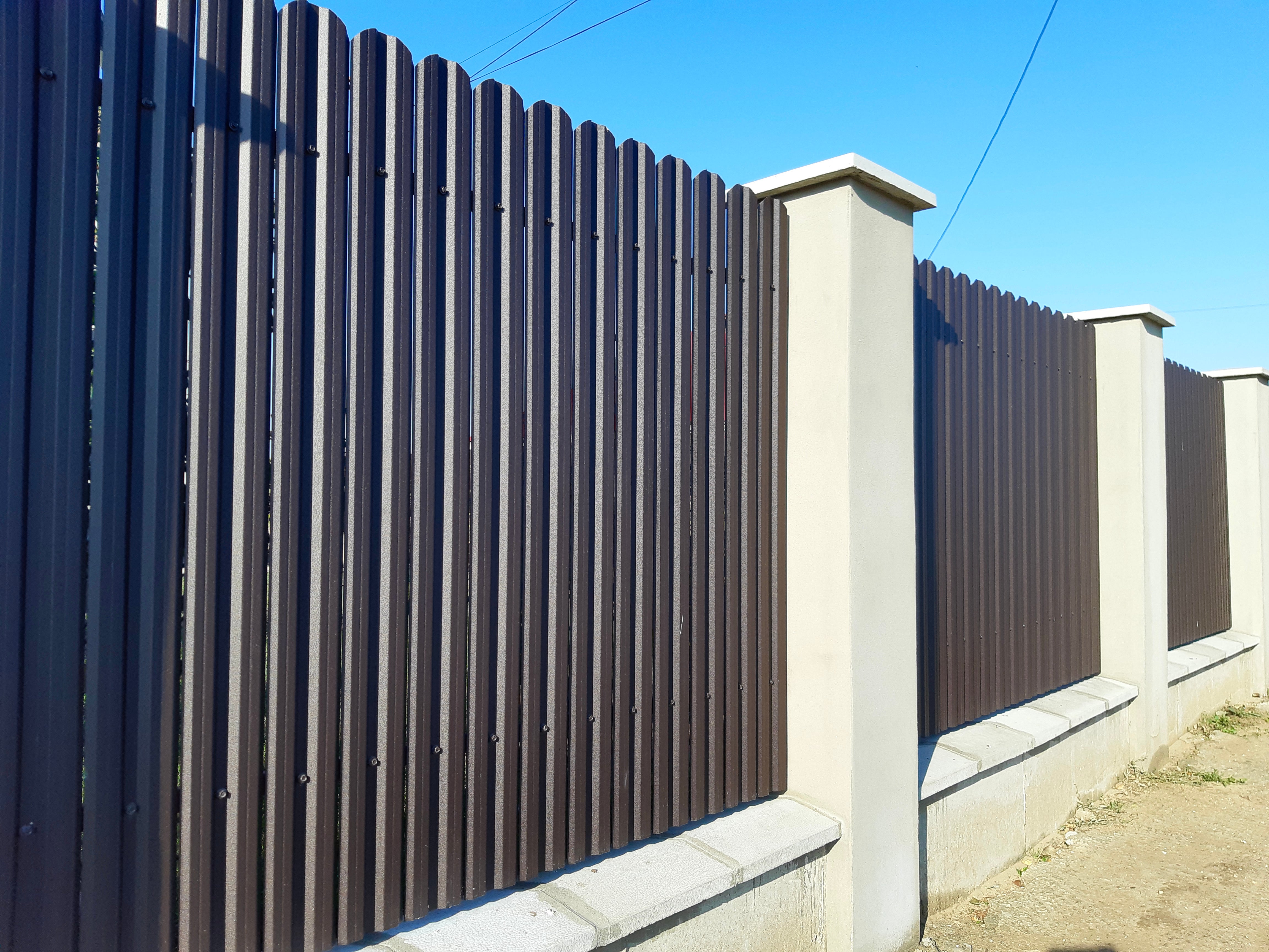 Prim-plan al modelului TISA Sipca Metalica cu finisaj de Mat în culoare Maro Espresso RAL 8019, disponibil pe www.sipca.ro, fabricat de Top Profil Sistem.