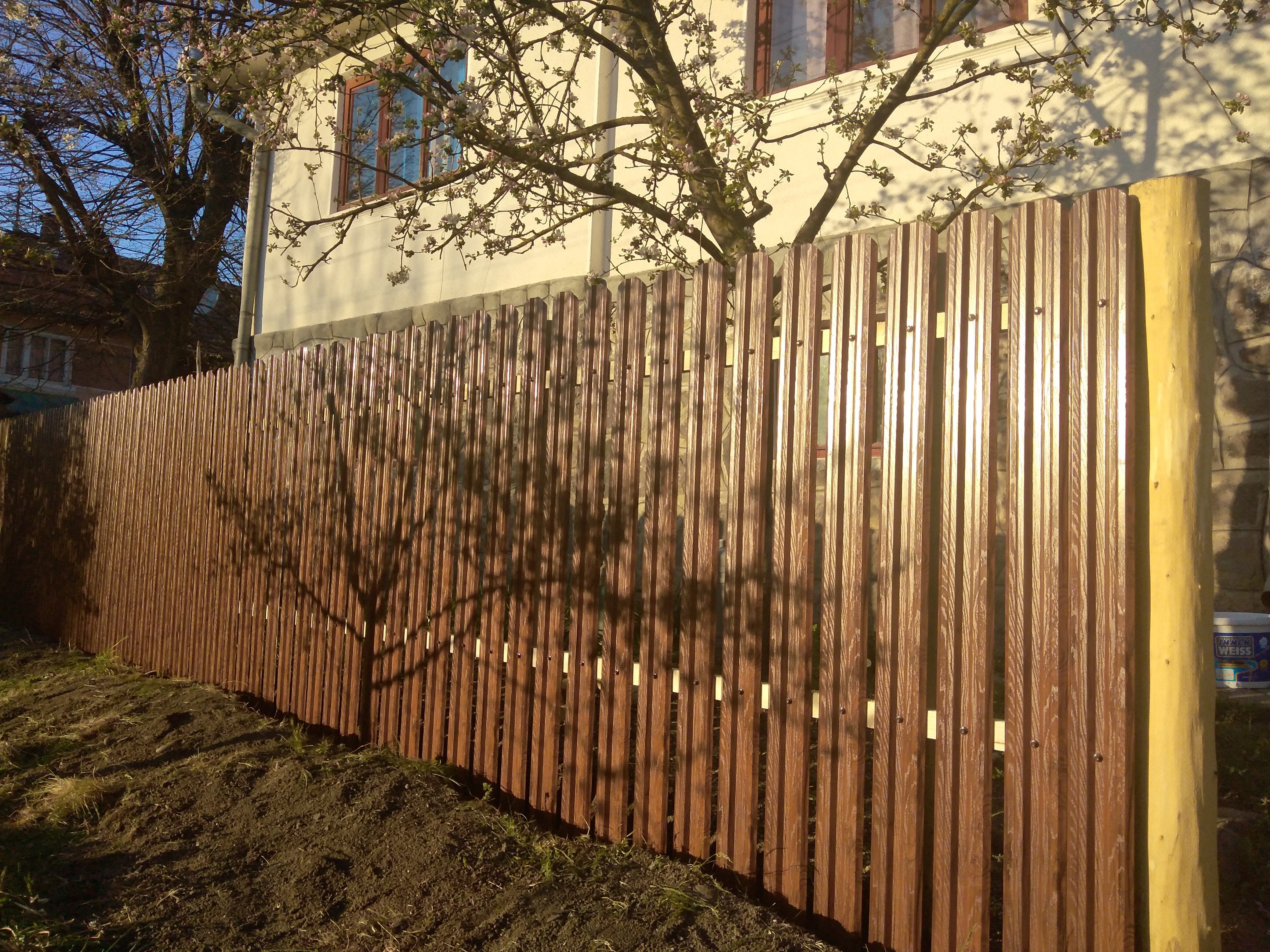 Prim-plan al modelului TISA Sipca Metalica cu finisaj de Imitație Lemn în culoare Nuc Striat, disponibil pe www.sipca.ro, fabricat de Top Profil Sistem.