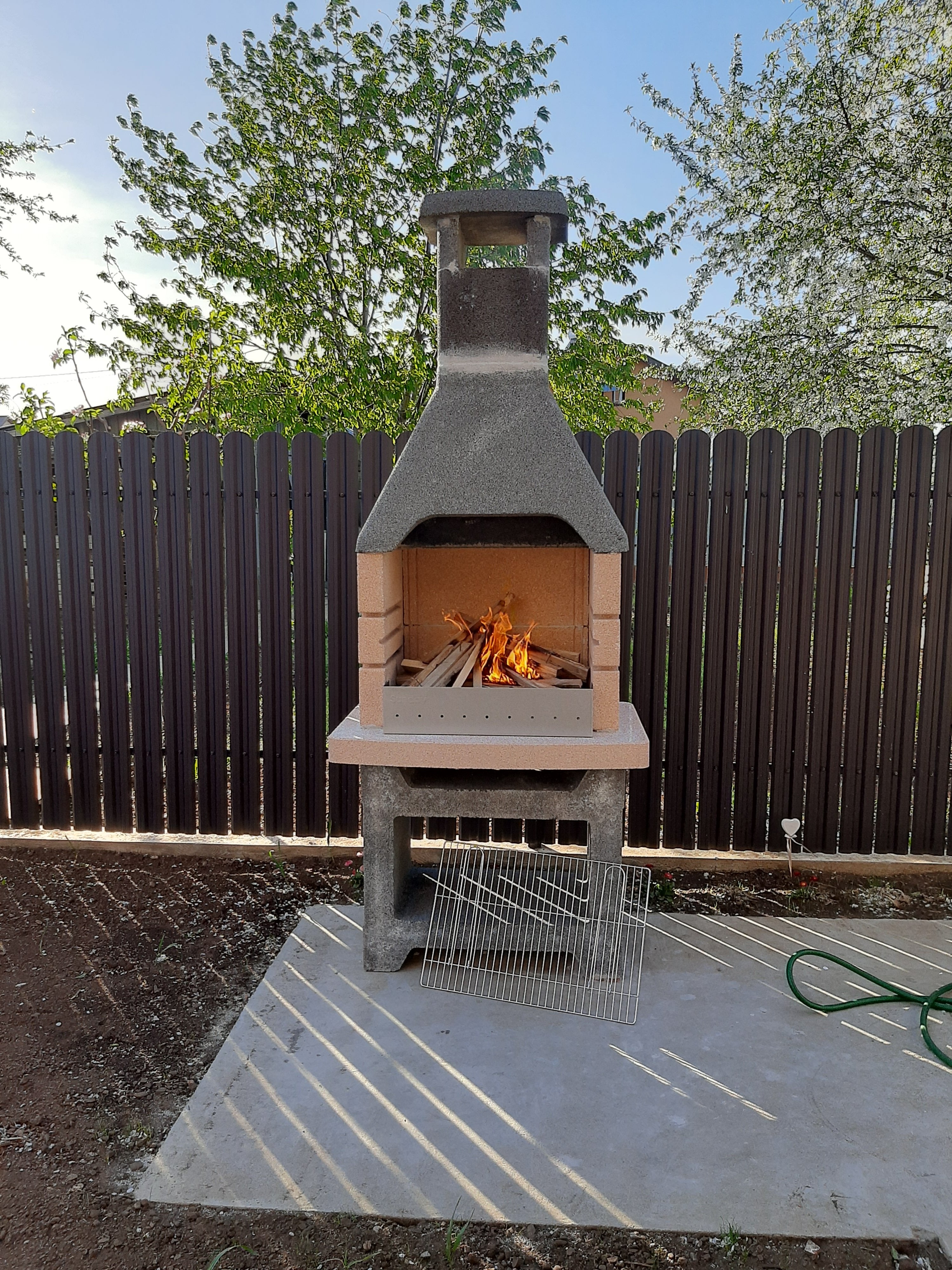 Prim-plan al modelului TISA Sipca Metalica cu finisaj de Mat în culoare Maro Espresso RAL 8019, disponibil pe www.sipca.ro, fabricat de Top Profil Sistem.