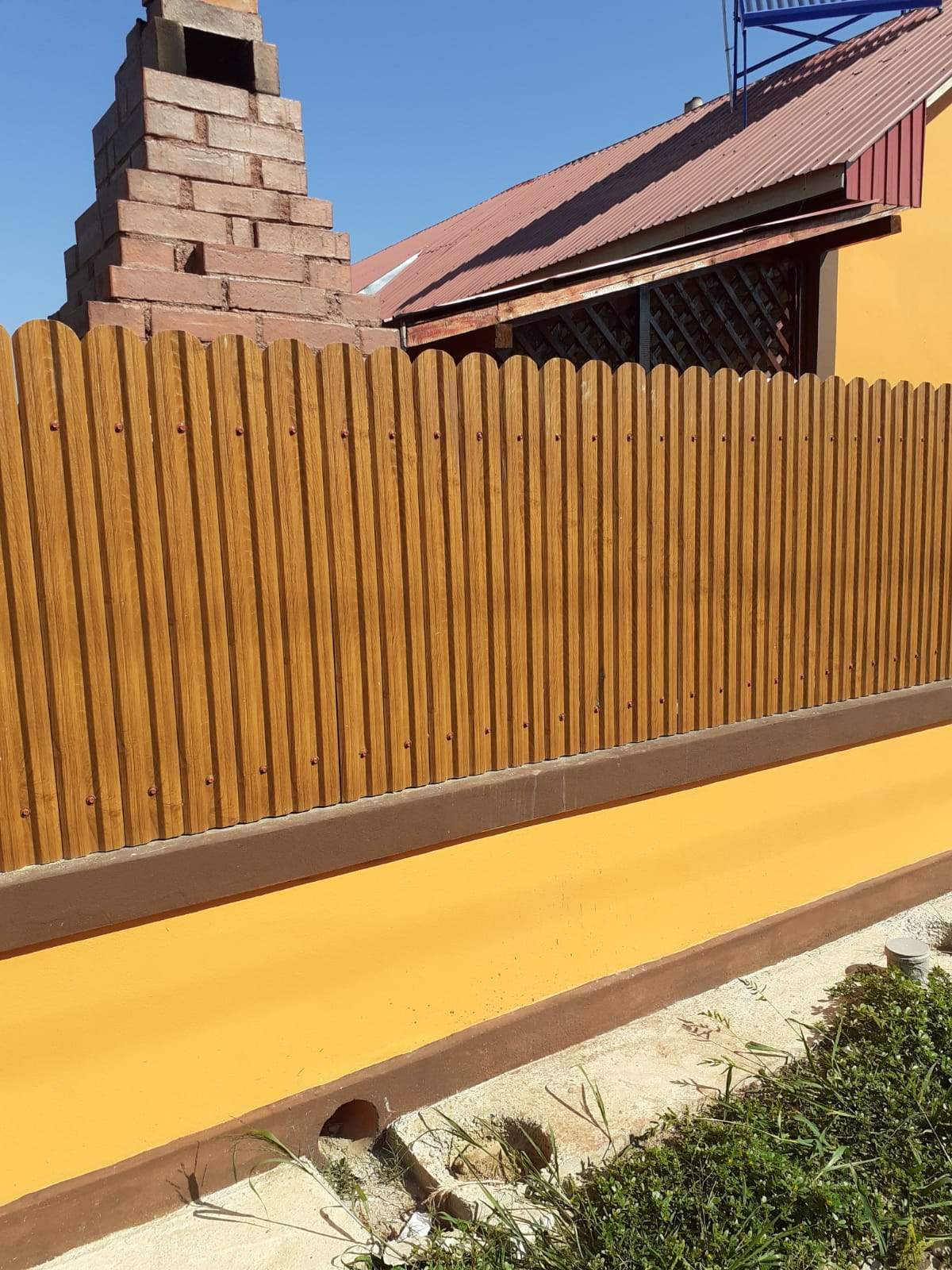 Prim-plan al modelului TISA Sipca Metalica cu finisaj de Imitație Lemn în culoare Nuc Striat, disponibil pe www.sipca.ro, fabricat de Top Profil Sistem.